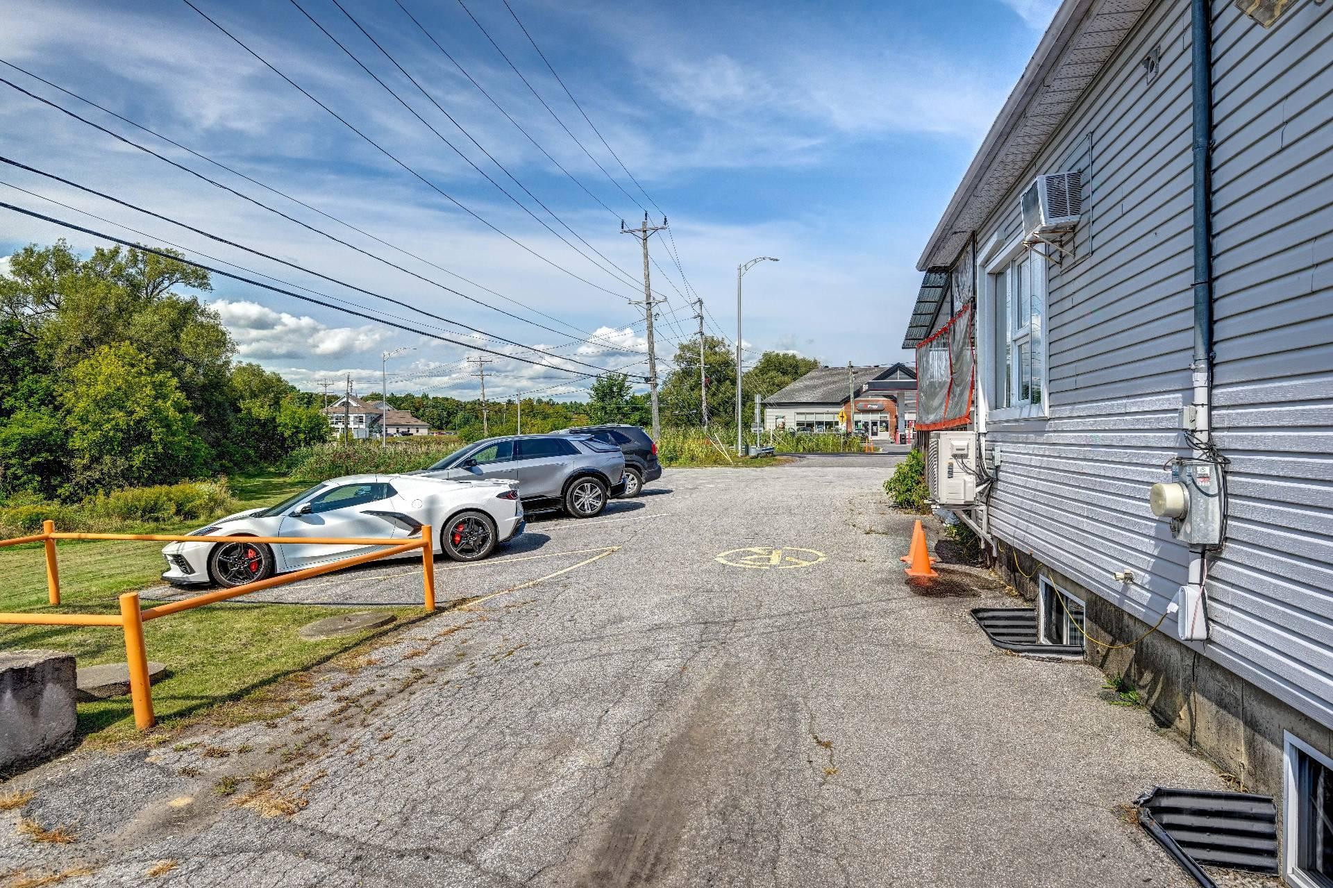 









1666


Route 335

,
Saint-Lin/Laurentides,




QC
J5M1Y2

