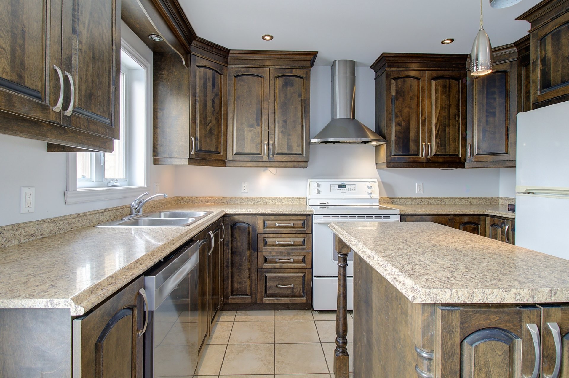 









1624


Rue Monti

,
Sherbrooke (Brompton/Rock Forest/Saint-Élie/Deauville),




QC
J1N0K9

