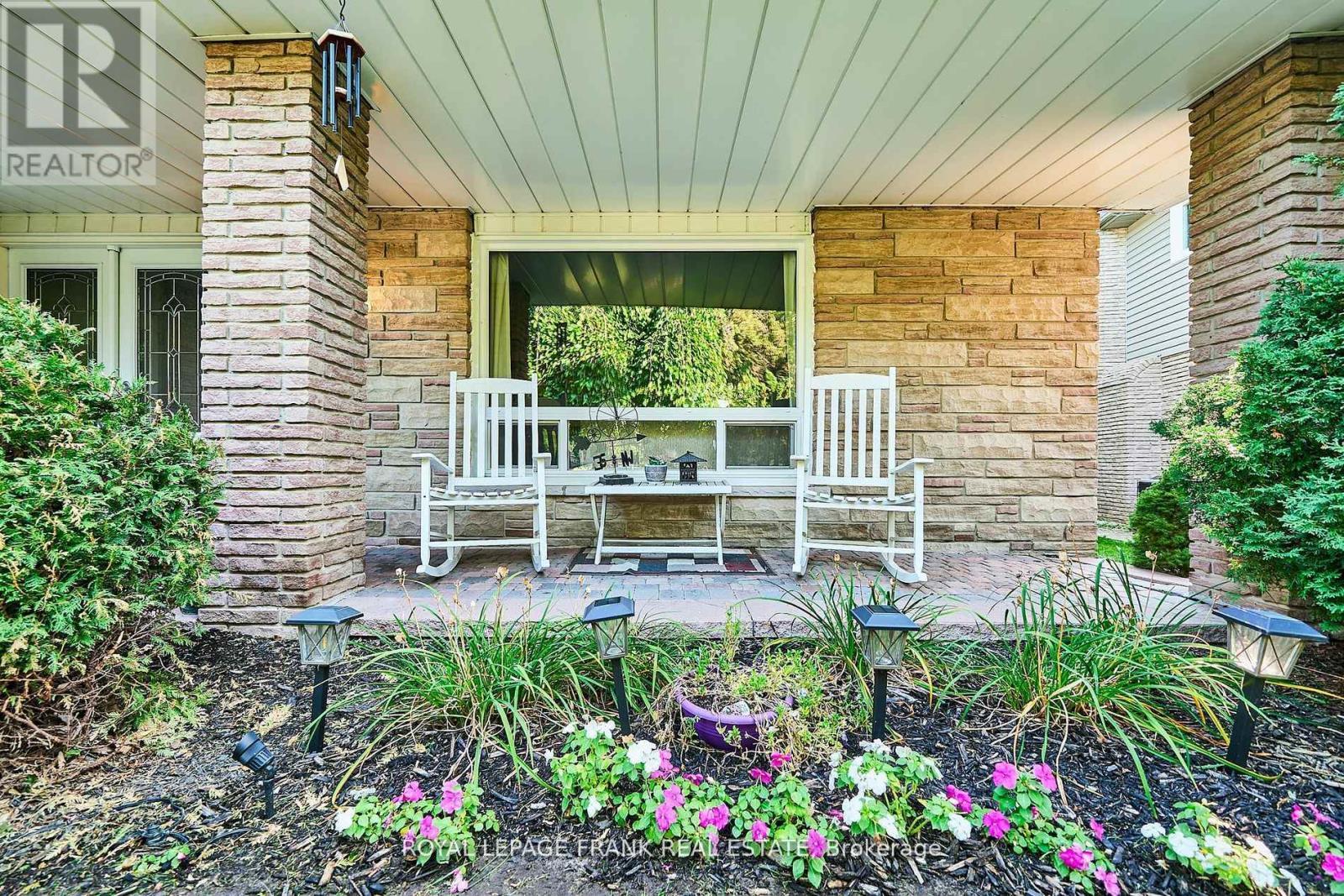 












7 JUDY COURT

,
Markham (Markham Village),




Ontario
L3P3R8

