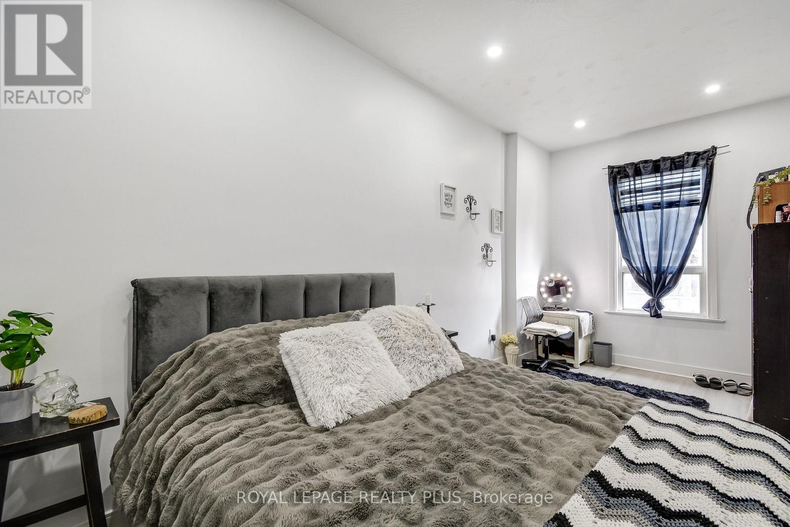 












58 EAST 22ND STREET

,
Hamilton,




Ontario
L8V2V3

