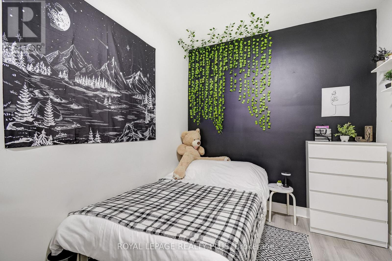 












58 EAST 22ND STREET

,
Hamilton,




Ontario
L8V2V3

