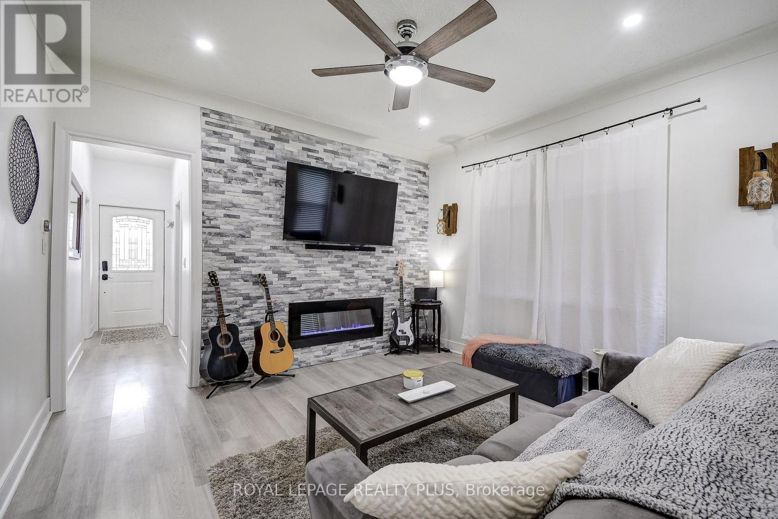 












58 EAST 22ND STREET

,
Hamilton,




Ontario
L8V2V3

