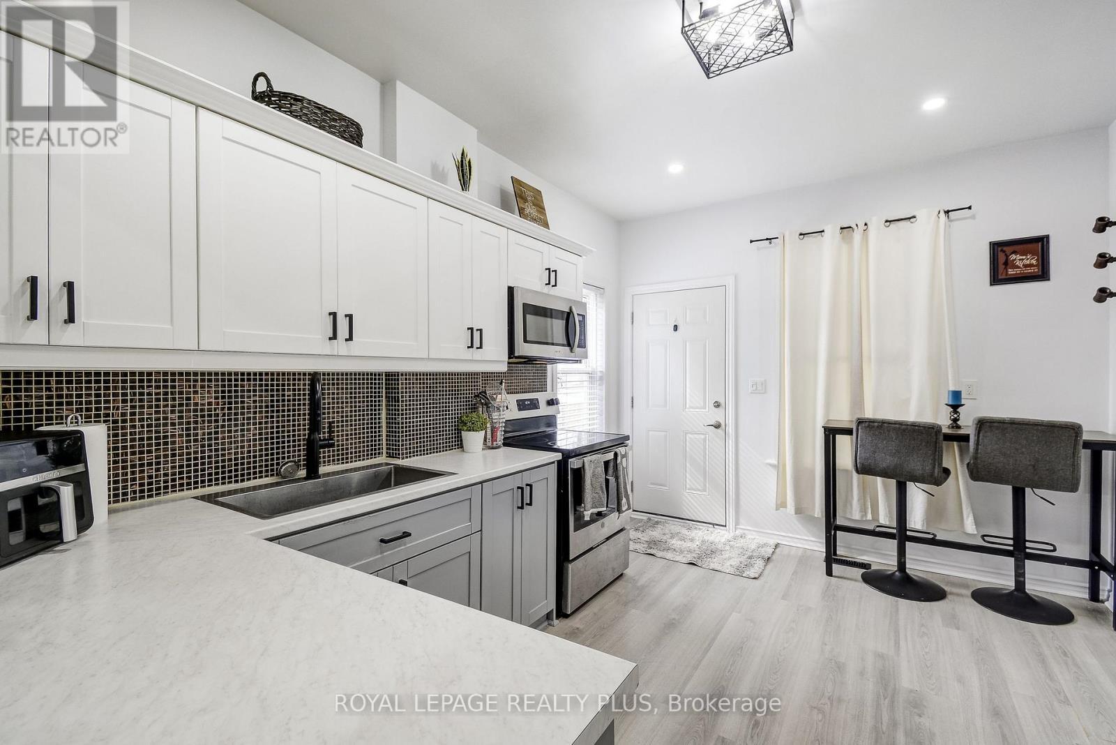 












58 EAST 22ND STREET

,
Hamilton,




Ontario
L8V2V3

