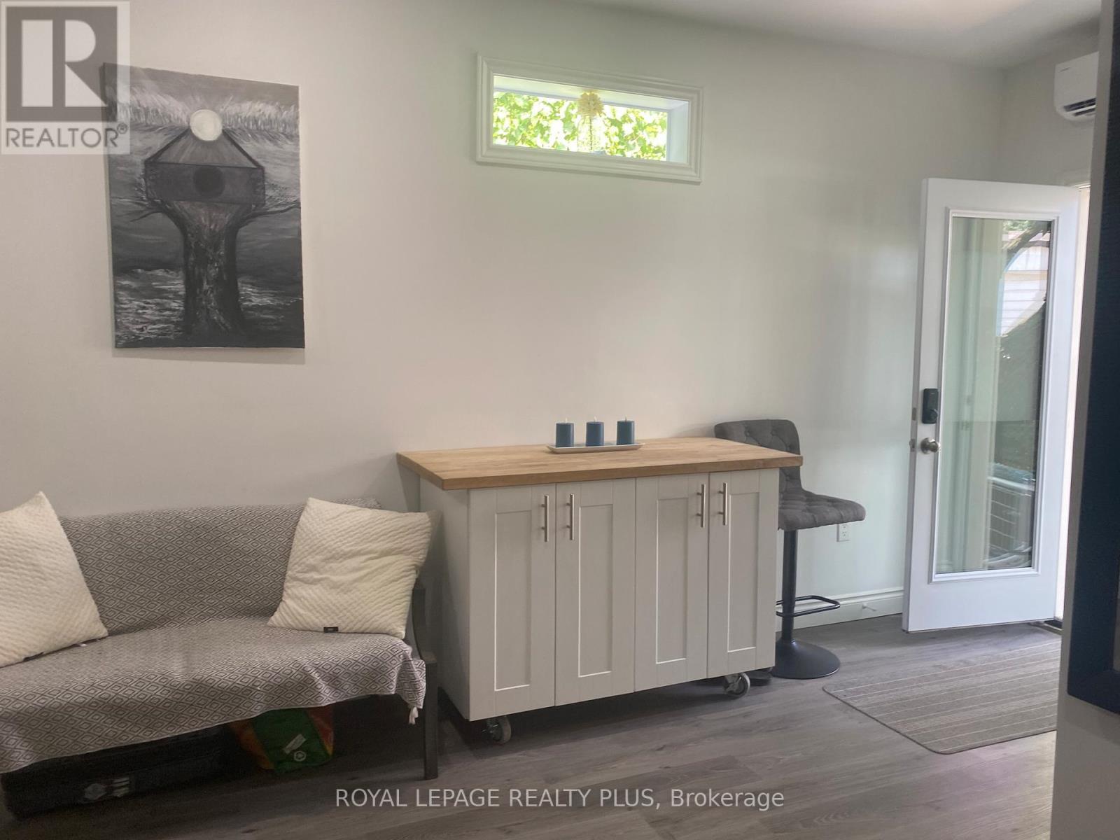 












58 EAST 22ND STREET

,
Hamilton,




Ontario
L8V2V3

