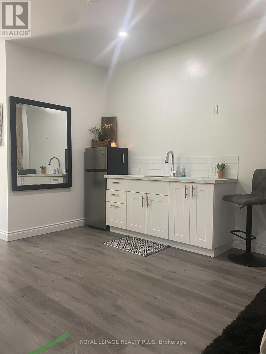 












58 EAST 22ND STREET

,
Hamilton,




Ontario
L8V2V3

