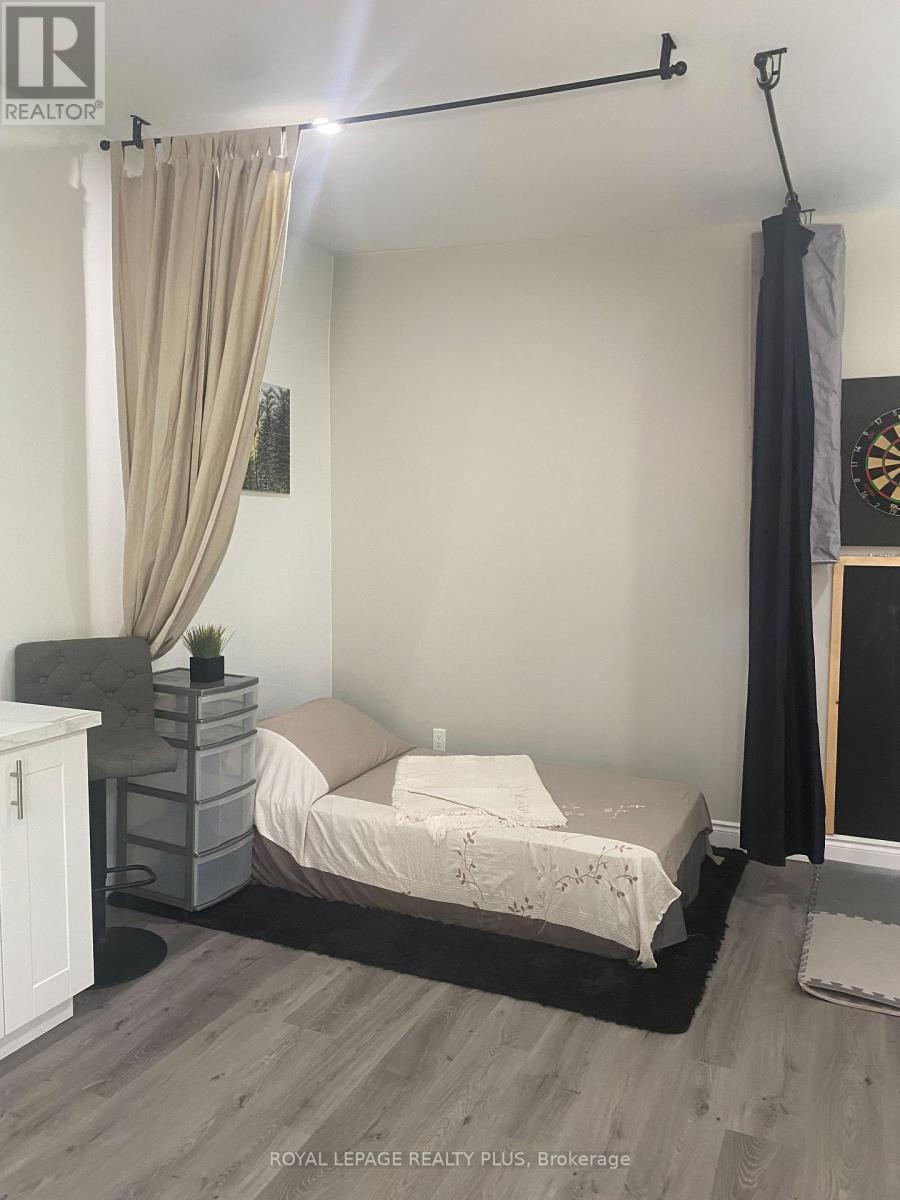 












58 EAST 22ND STREET

,
Hamilton,




Ontario
L8V2V3

