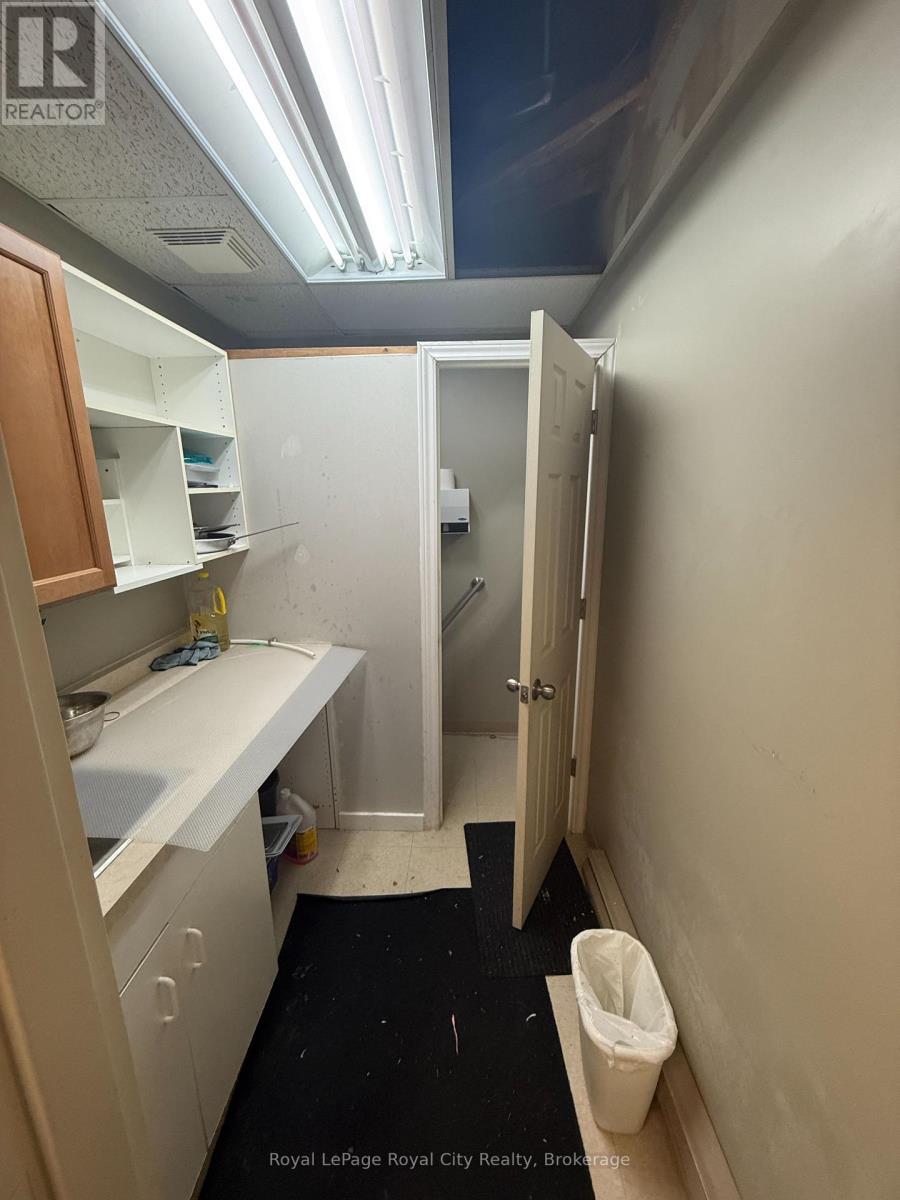 












1 - 46 CORK STREET E

,
Guelph (Downtown),




Ontario
N1H2W8

