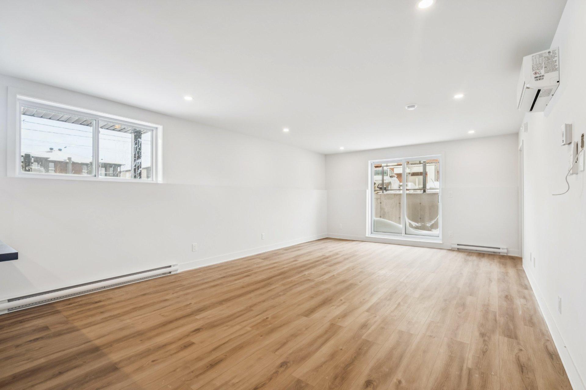 









402


Av. Barron

, 102,
Lachute,




QC
J8H4L6

