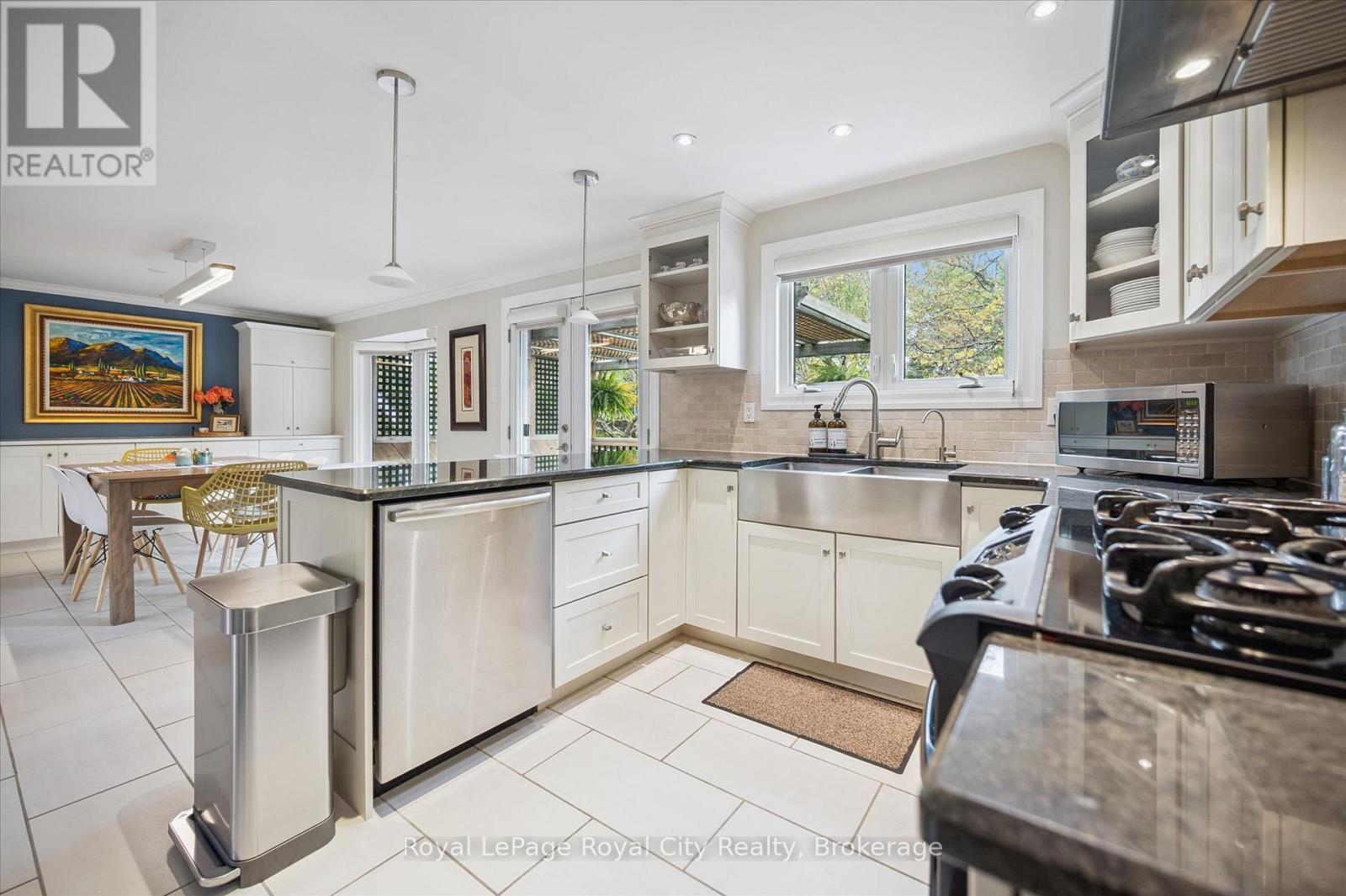 












52 HILLDALE CRESCENT

,
Guelph (Kortright West),




Ontario
N1G4B8

