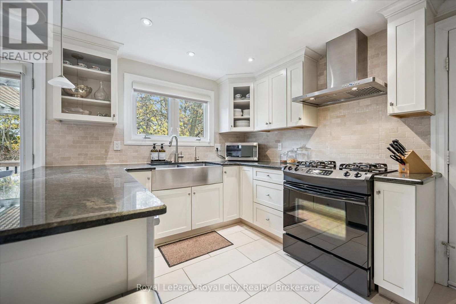 












52 HILLDALE CRESCENT

,
Guelph (Kortright West),




Ontario
N1G4B8

