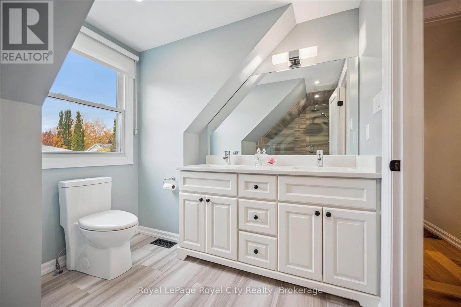 












52 HILLDALE CRESCENT

,
Guelph (Kortright West),




Ontario
N1G4B8

