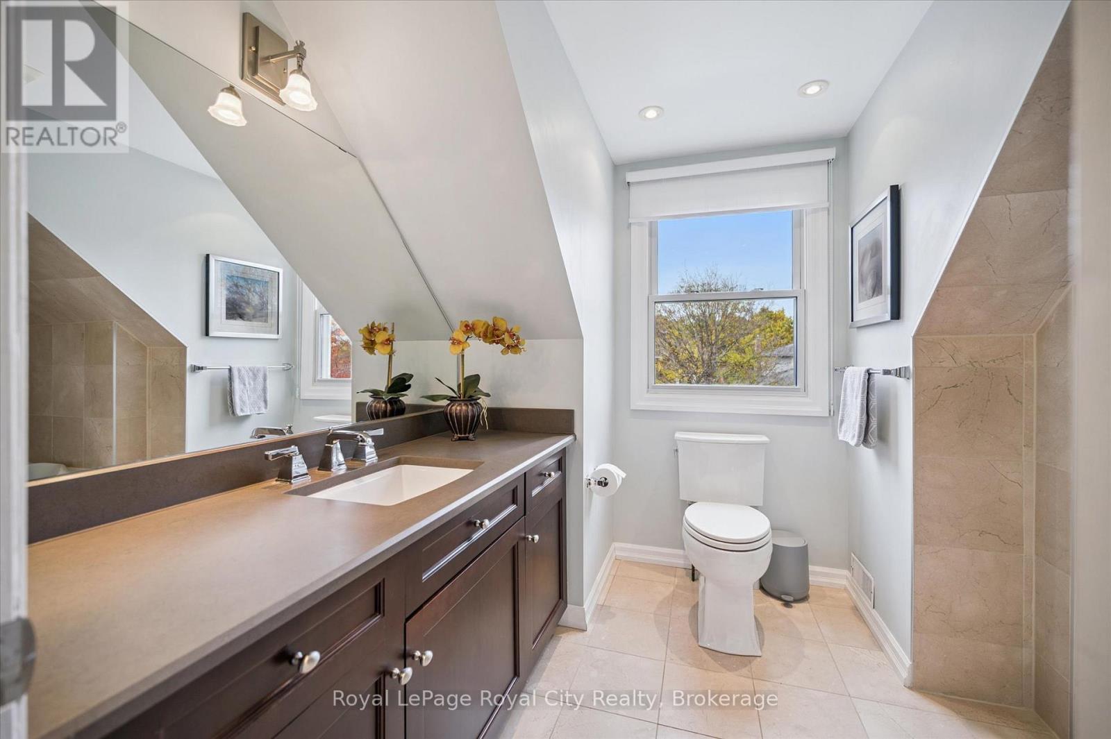 












52 HILLDALE CRESCENT

,
Guelph (Kortright West),




Ontario
N1G4B8

