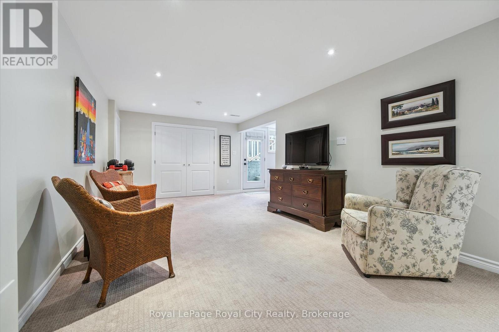 












52 HILLDALE CRESCENT

,
Guelph (Kortright West),




Ontario
N1G4B8

