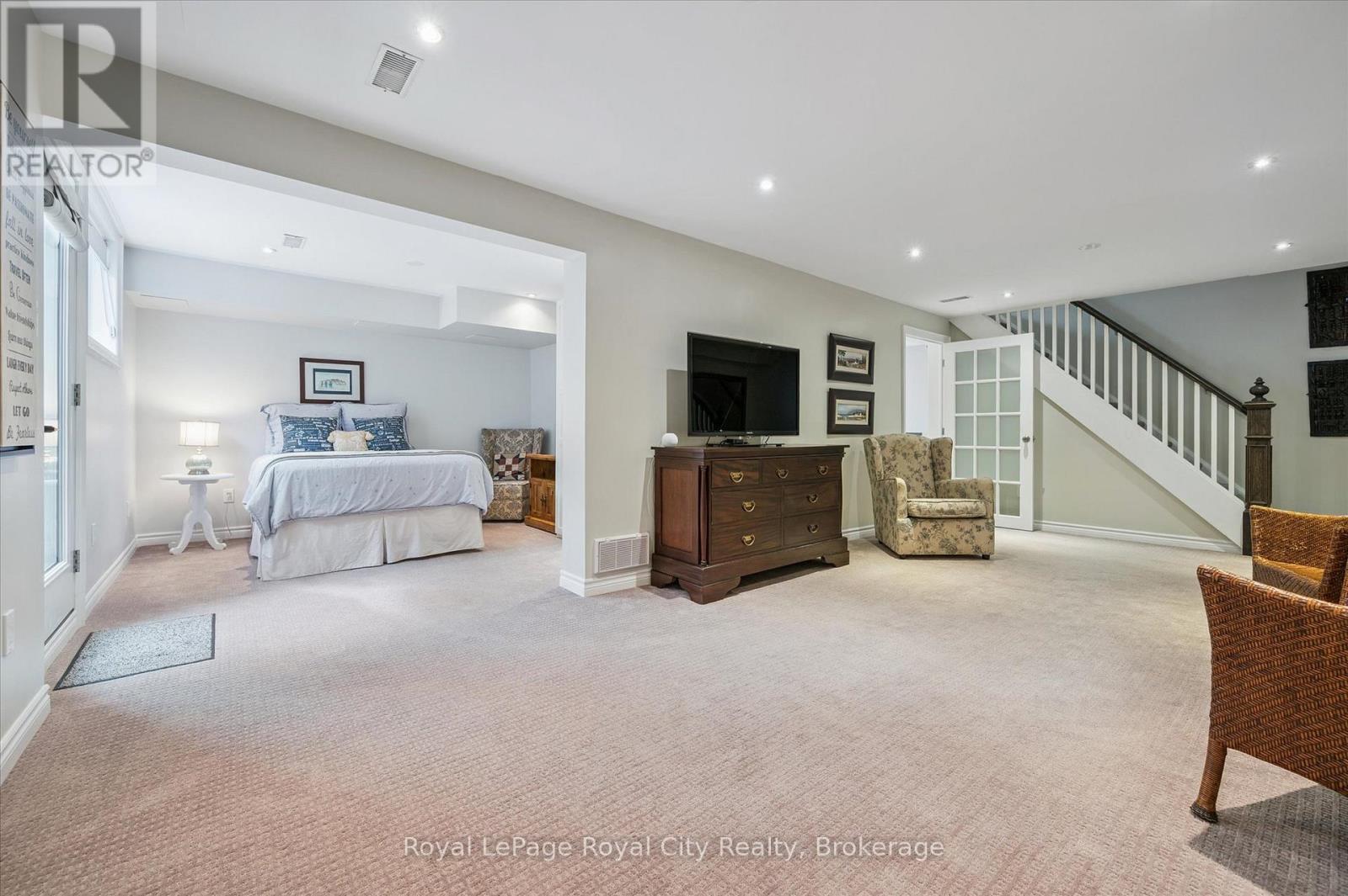 












52 HILLDALE CRESCENT

,
Guelph (Kortright West),




Ontario
N1G4B8

