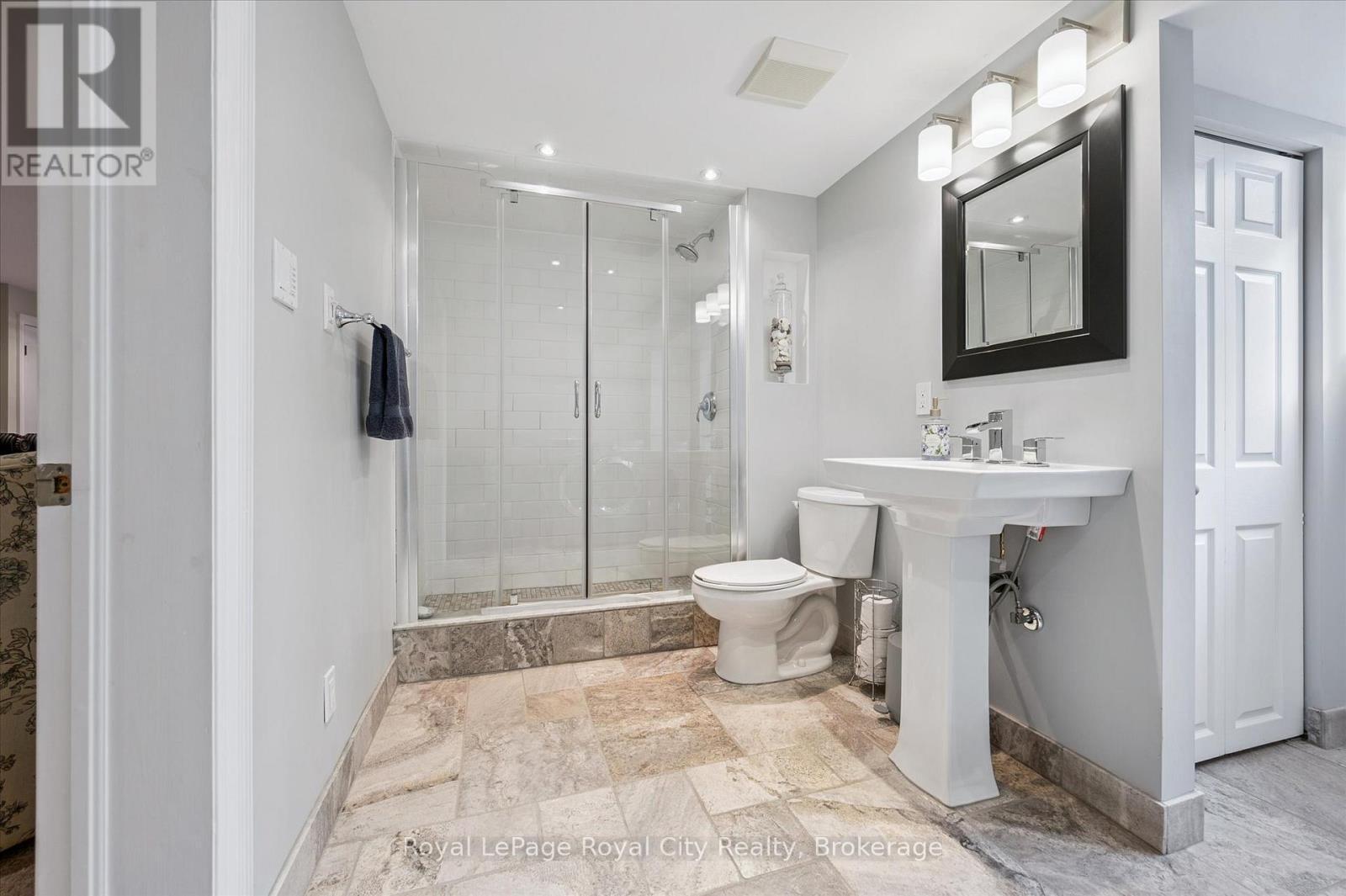 












52 HILLDALE CRESCENT

,
Guelph (Kortright West),




Ontario
N1G4B8

