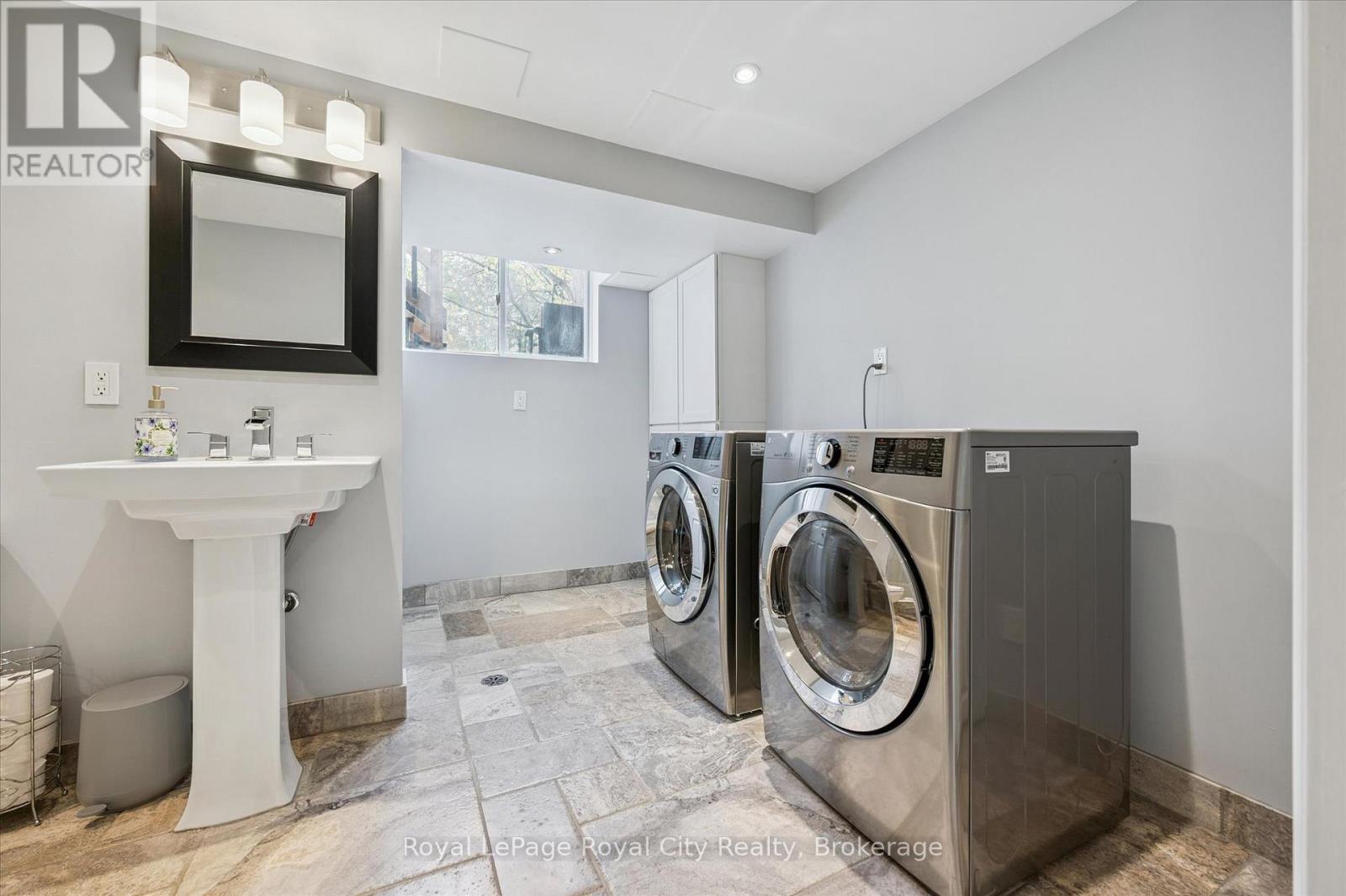 












52 HILLDALE CRESCENT

,
Guelph (Kortright West),




Ontario
N1G4B8

