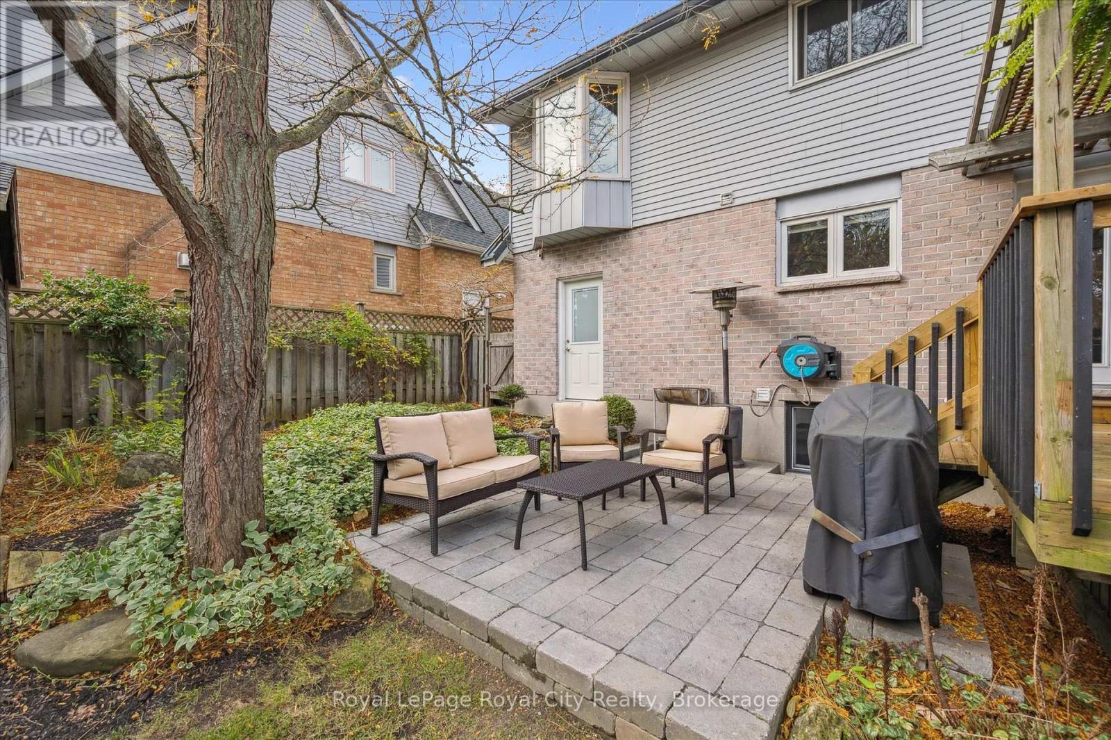 












52 HILLDALE CRESCENT

,
Guelph (Kortright West),




Ontario
N1G4B8

