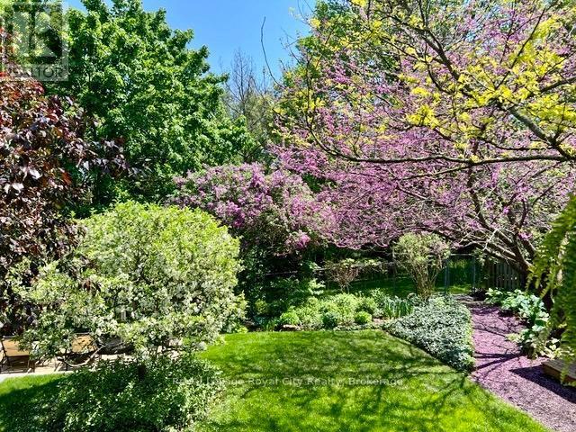 












52 HILLDALE CRESCENT

,
Guelph (Kortright West),




Ontario
N1G4B8

