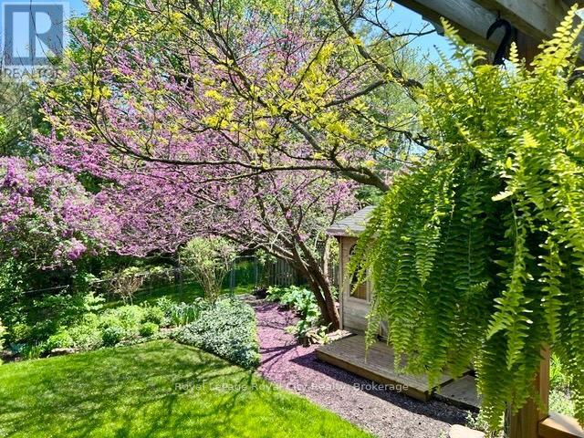 












52 HILLDALE CRESCENT

,
Guelph (Kortright West),




Ontario
N1G4B8

