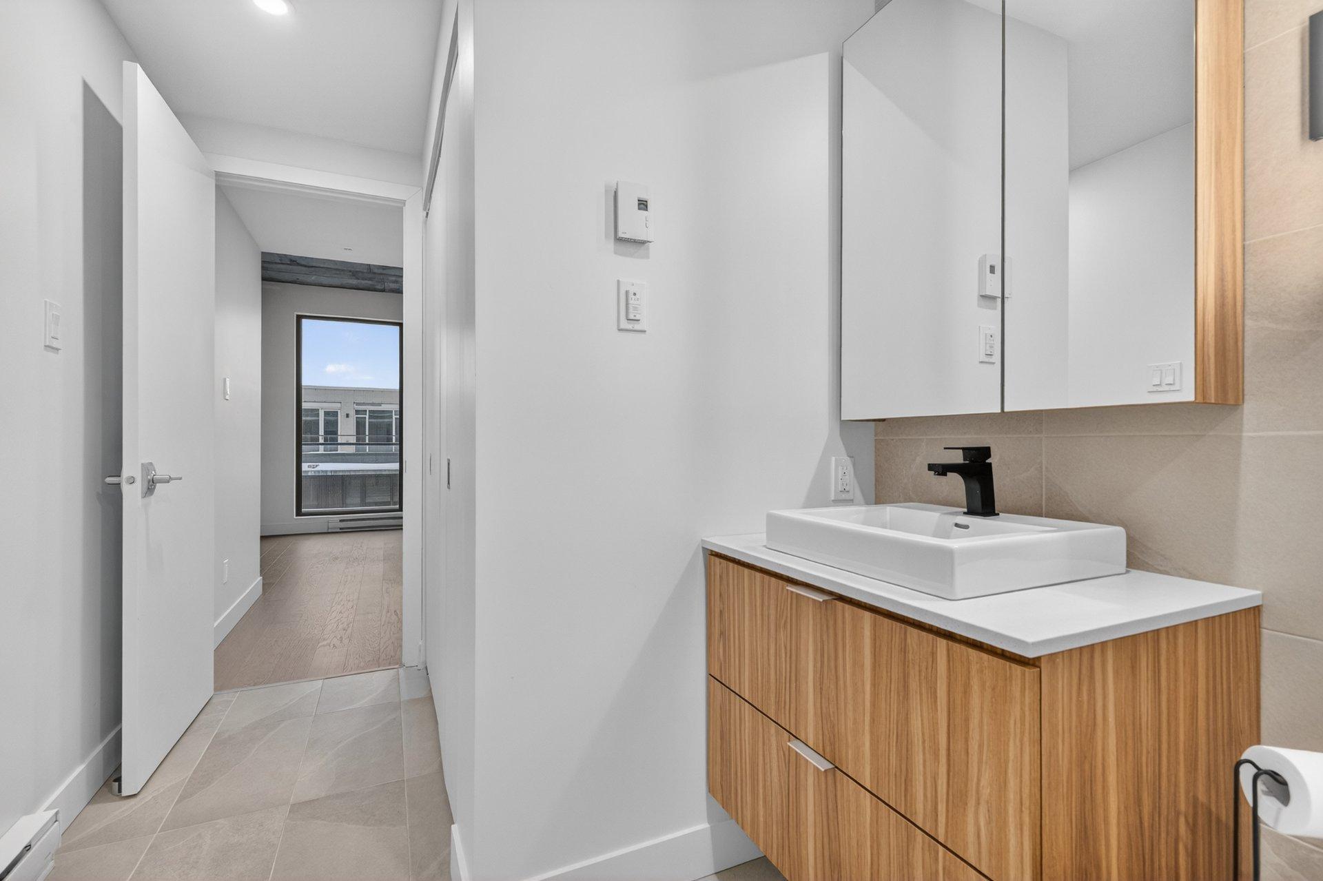 









200


Boul. Marcel-Laurin

, 709,
Montréal (Saint-Laurent),




QC
H4M0B1

