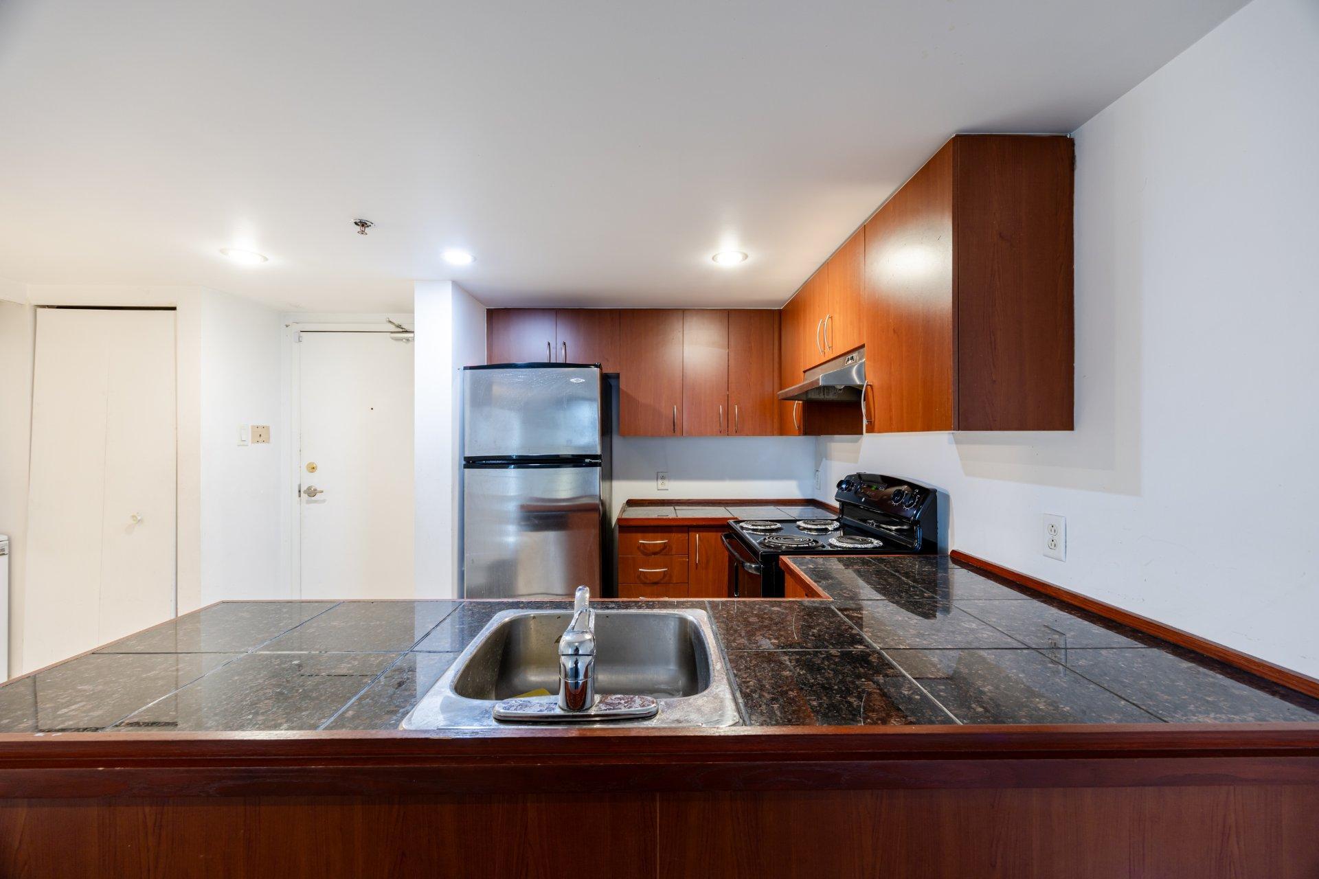 









98


Rue Charlotte

, 158,
Montréal (Ville-Marie),




QC
H2X3V2

