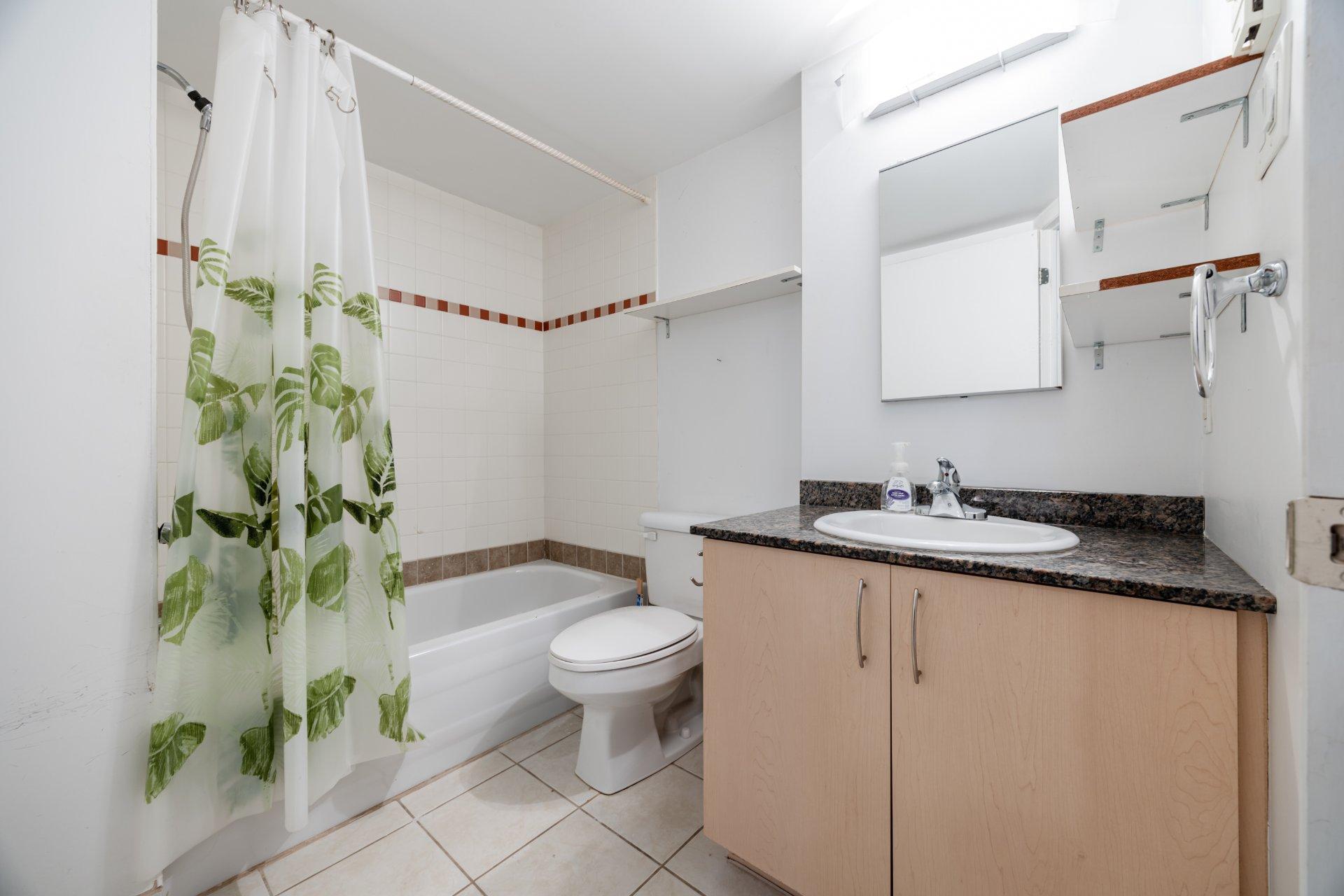 









98


Rue Charlotte

, 158,
Montréal (Ville-Marie),




QC
H2X3V2

