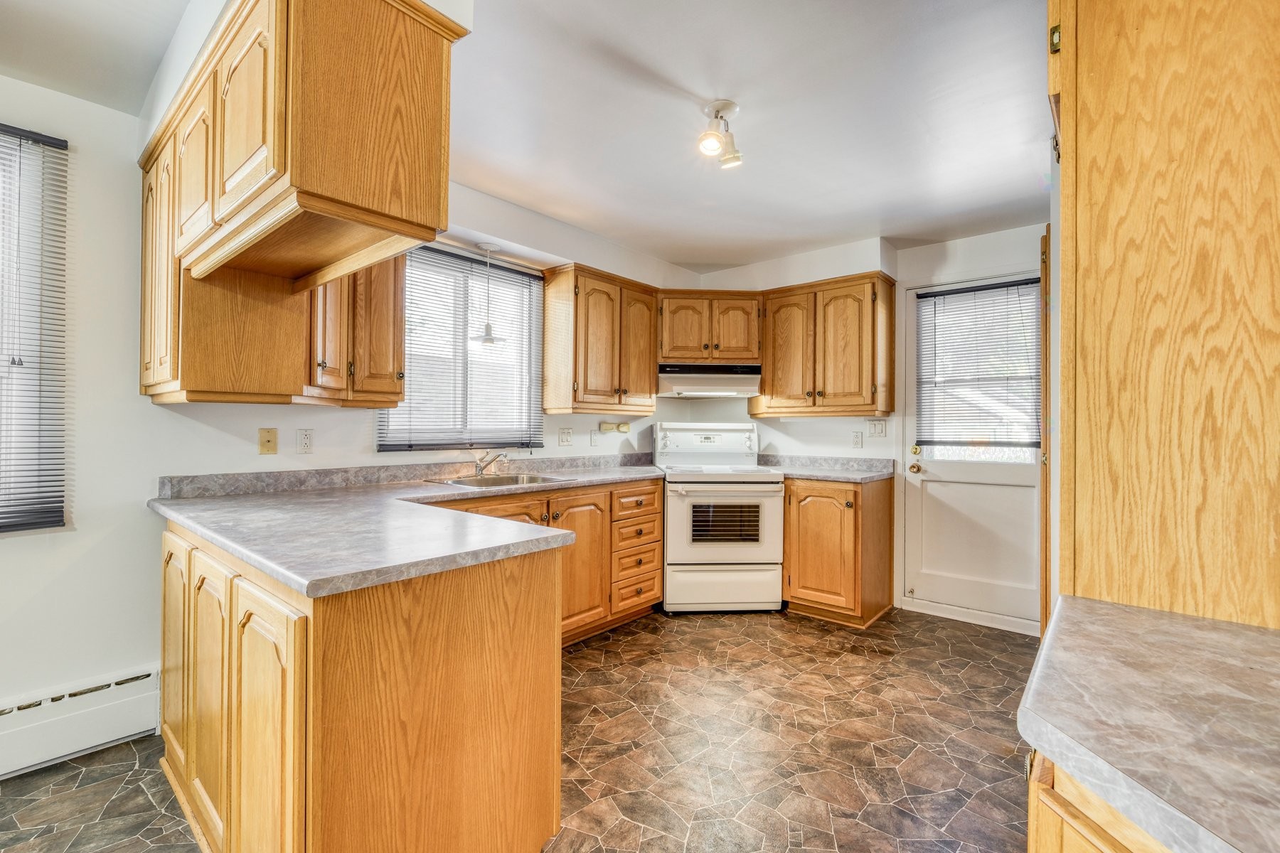 









65

 - 69


Rue Léo

,
Longueuil (Le Vieux-Longueuil),




QC
J4G1J2

