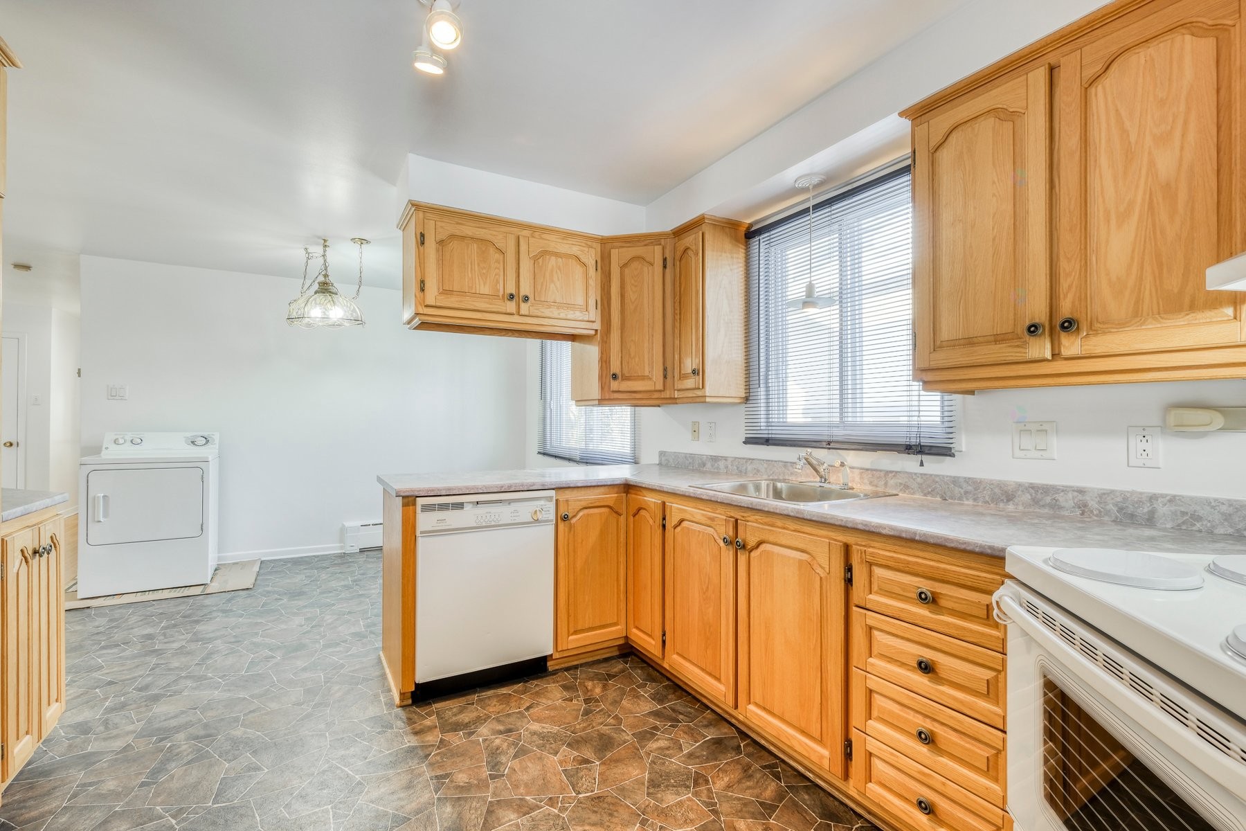 









65

 - 69


Rue Léo

,
Longueuil (Le Vieux-Longueuil),




QC
J4G1J2

