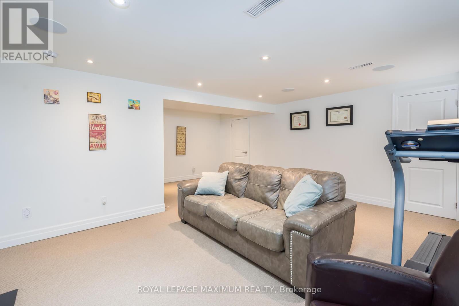 












55 ASHMOUNT CRESCENT

,
Toronto,




Ontario
M9R1C9

