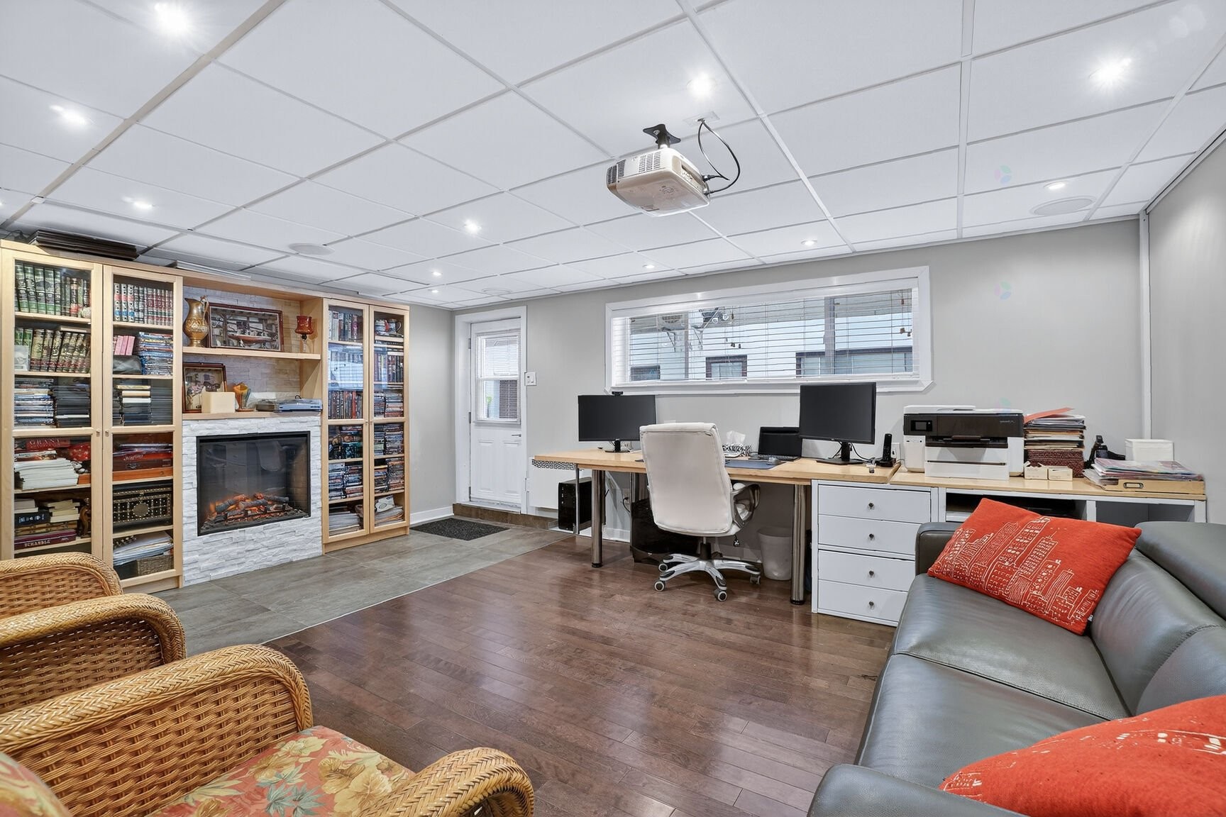 









185

 - 187


Rue Varry

,
Montréal (Saint-Laurent),




QC
H4N1A4

