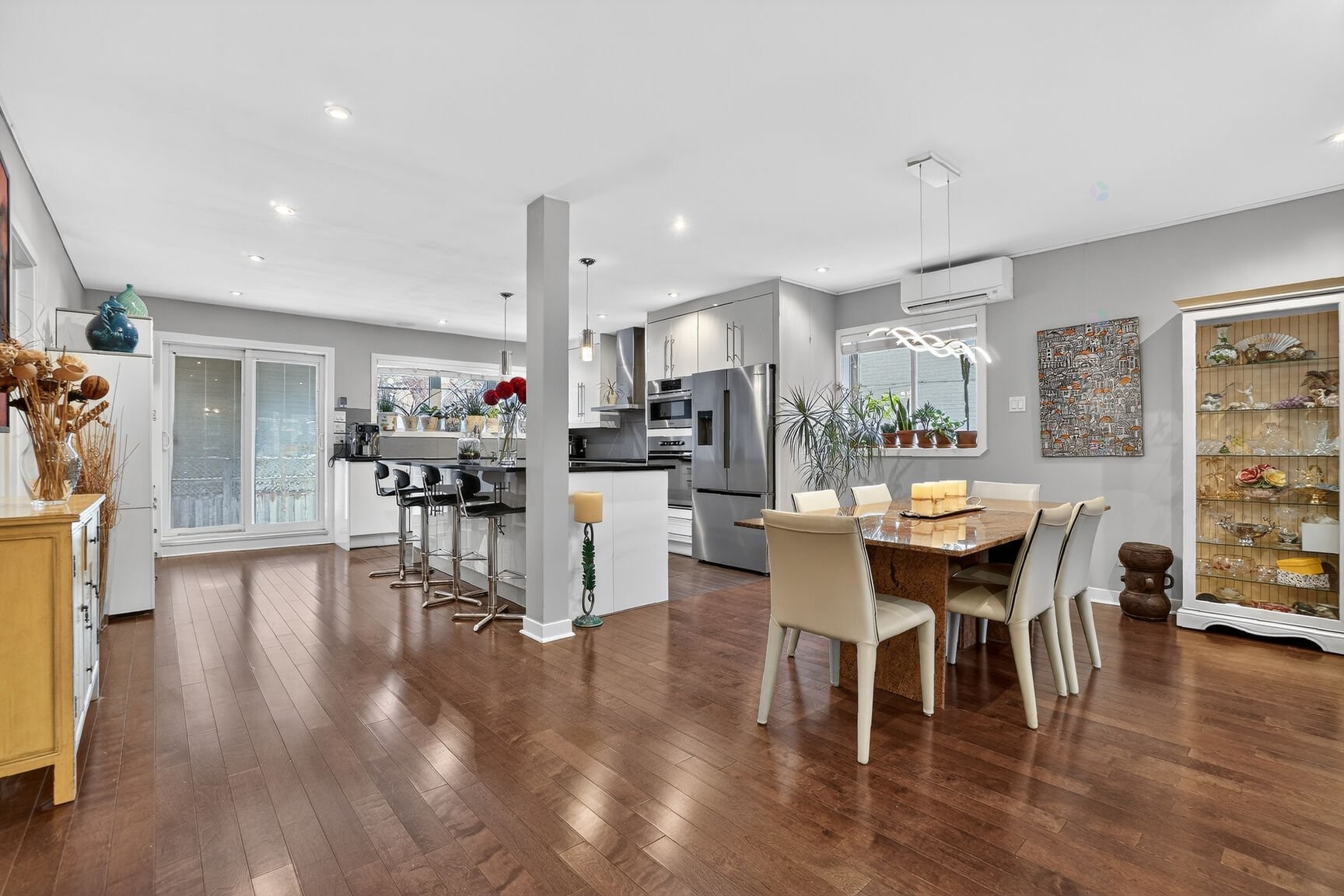 









185

 - 187


Rue Varry

,
Montréal (Saint-Laurent),




QC
H4N1A4

