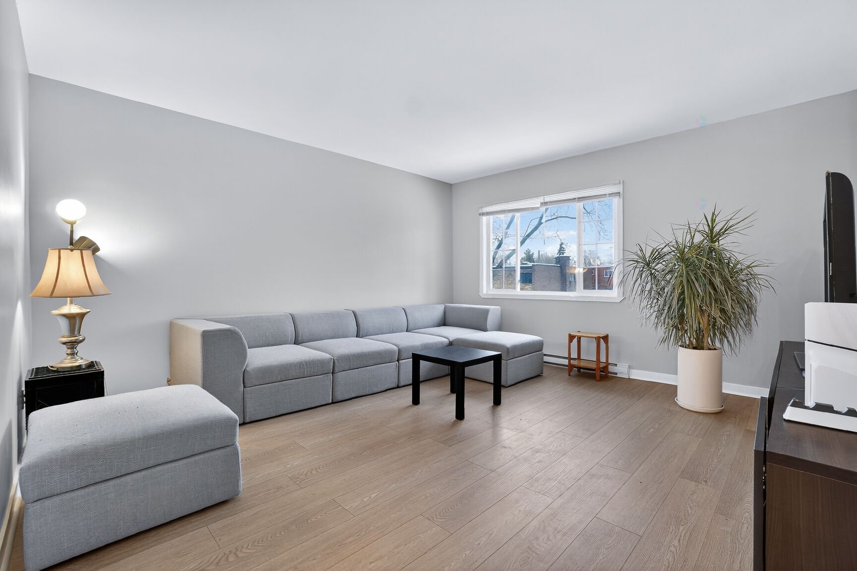 









185

 - 187


Rue Varry

,
Montréal (Saint-Laurent),




QC
H4N1A4

