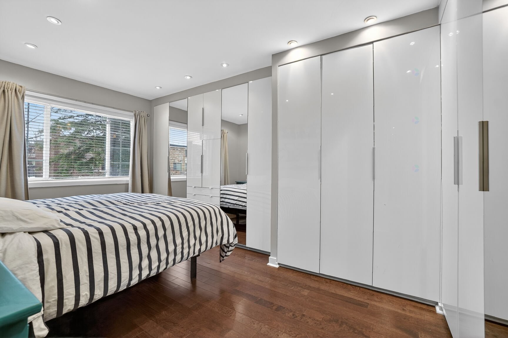 









185

 - 187


Rue Varry

,
Montréal (Saint-Laurent),




QC
H4N1A4

