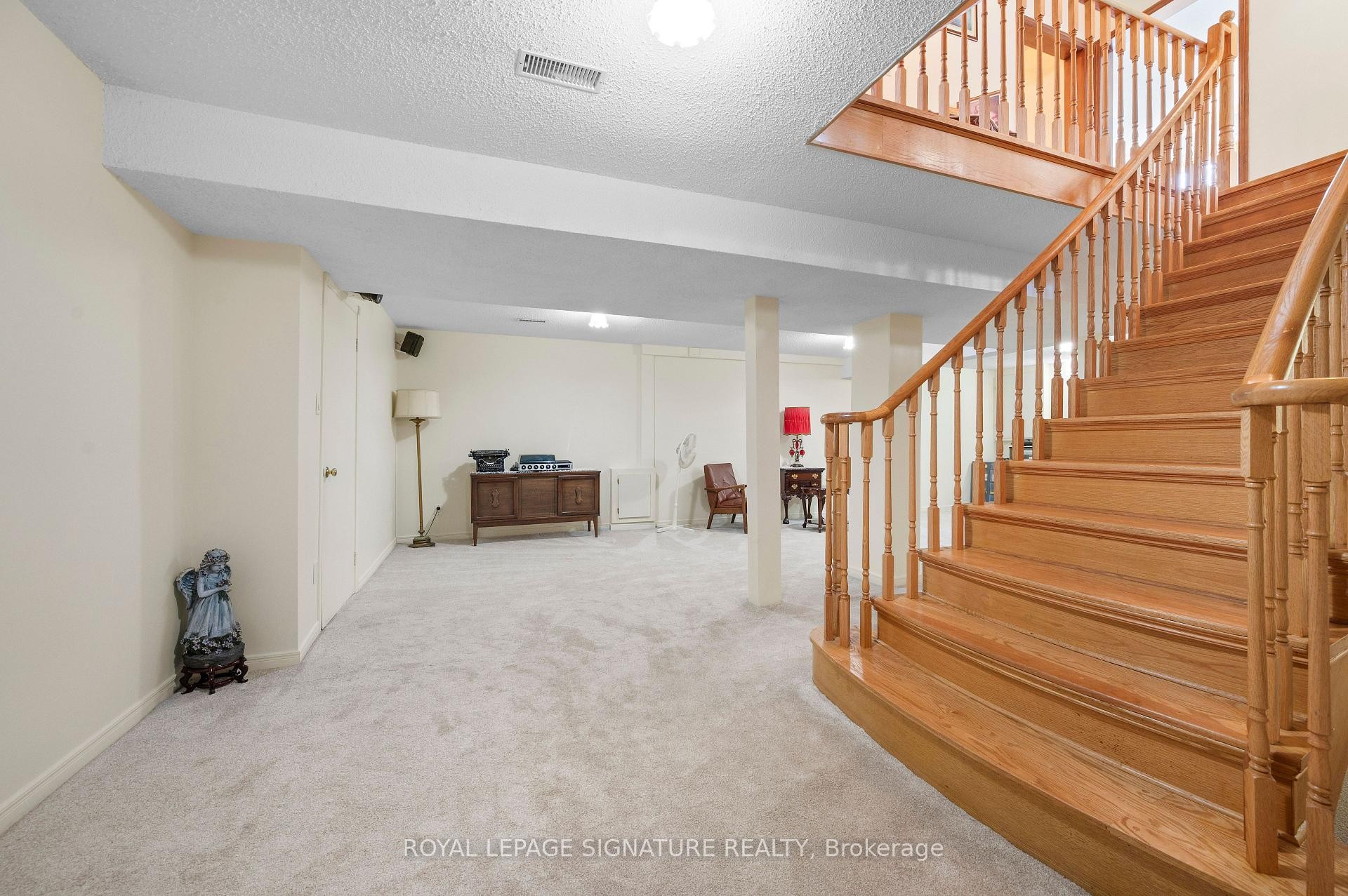 









2921


Caradoc

Lane,
Oakville,




ON
L6J 6W4

