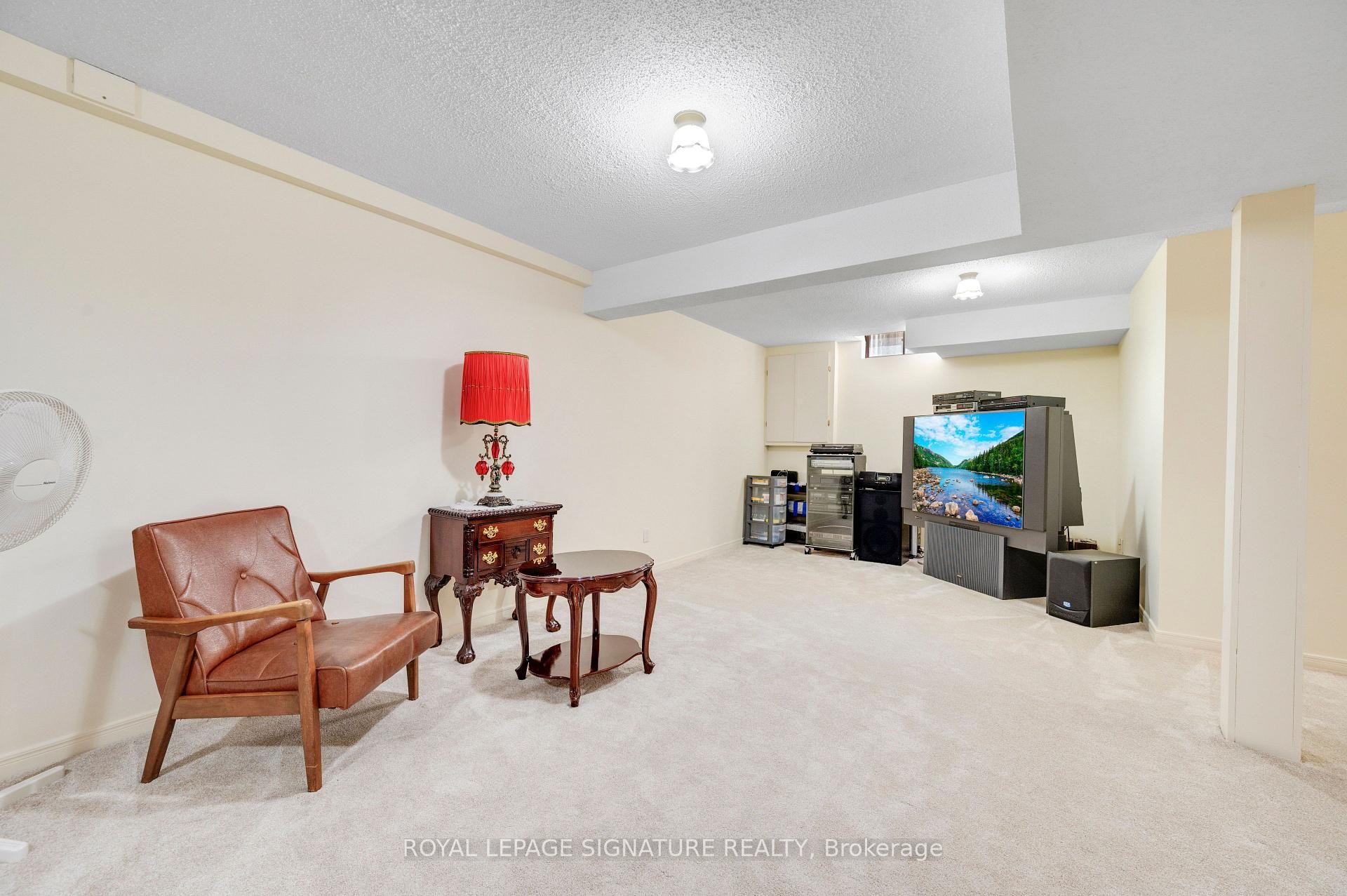 









2921


Caradoc

Lane,
Oakville,




ON
L6J 6W4

