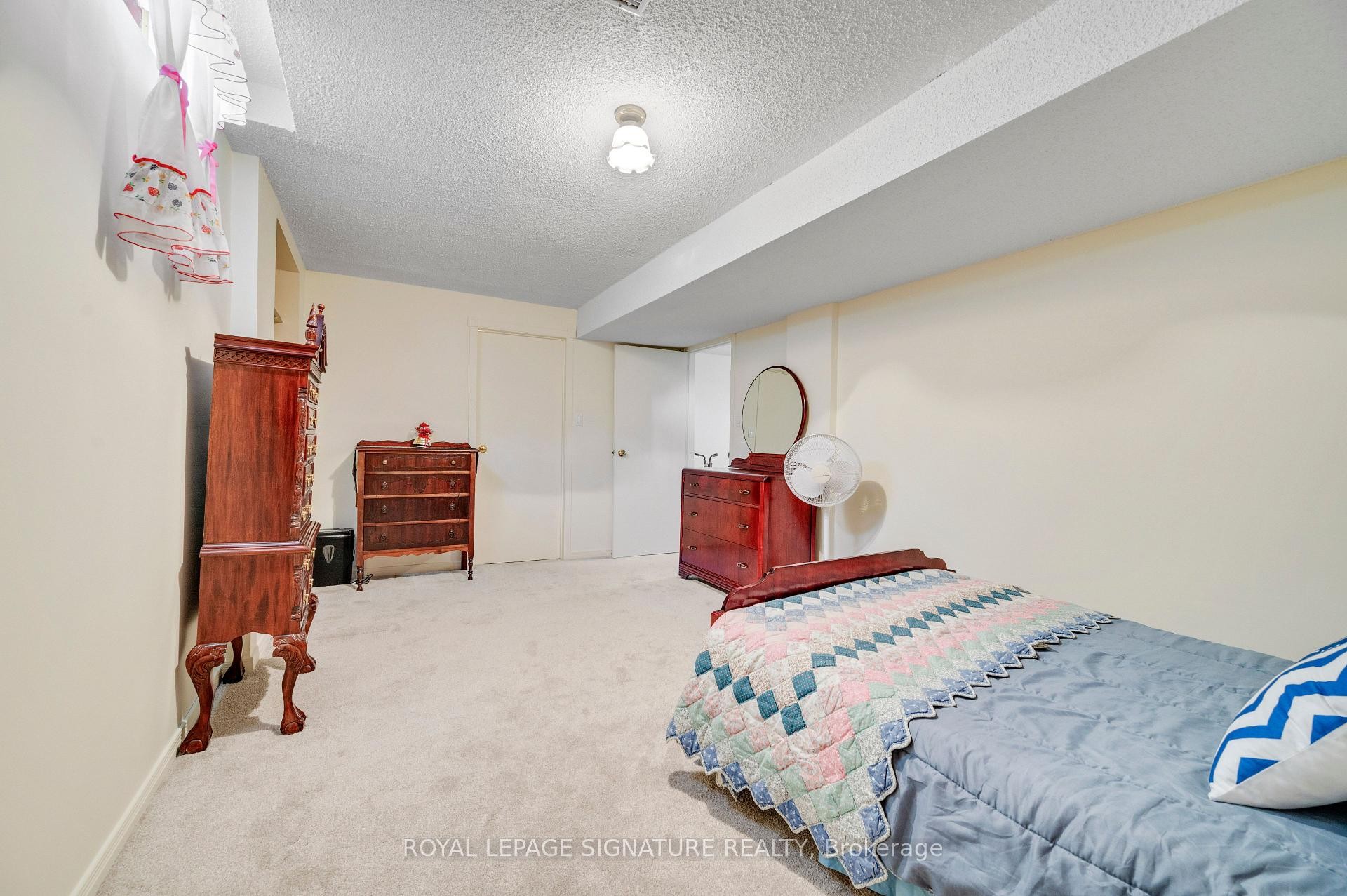 









2921


Caradoc

Lane,
Oakville,




ON
L6J 6W4

