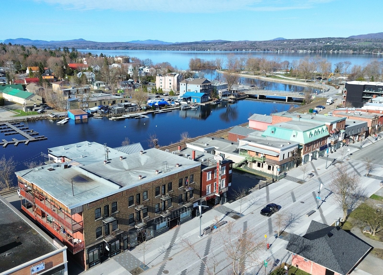 









366


Rue Principale O.

,
Magog,




QC
J1X2A9

