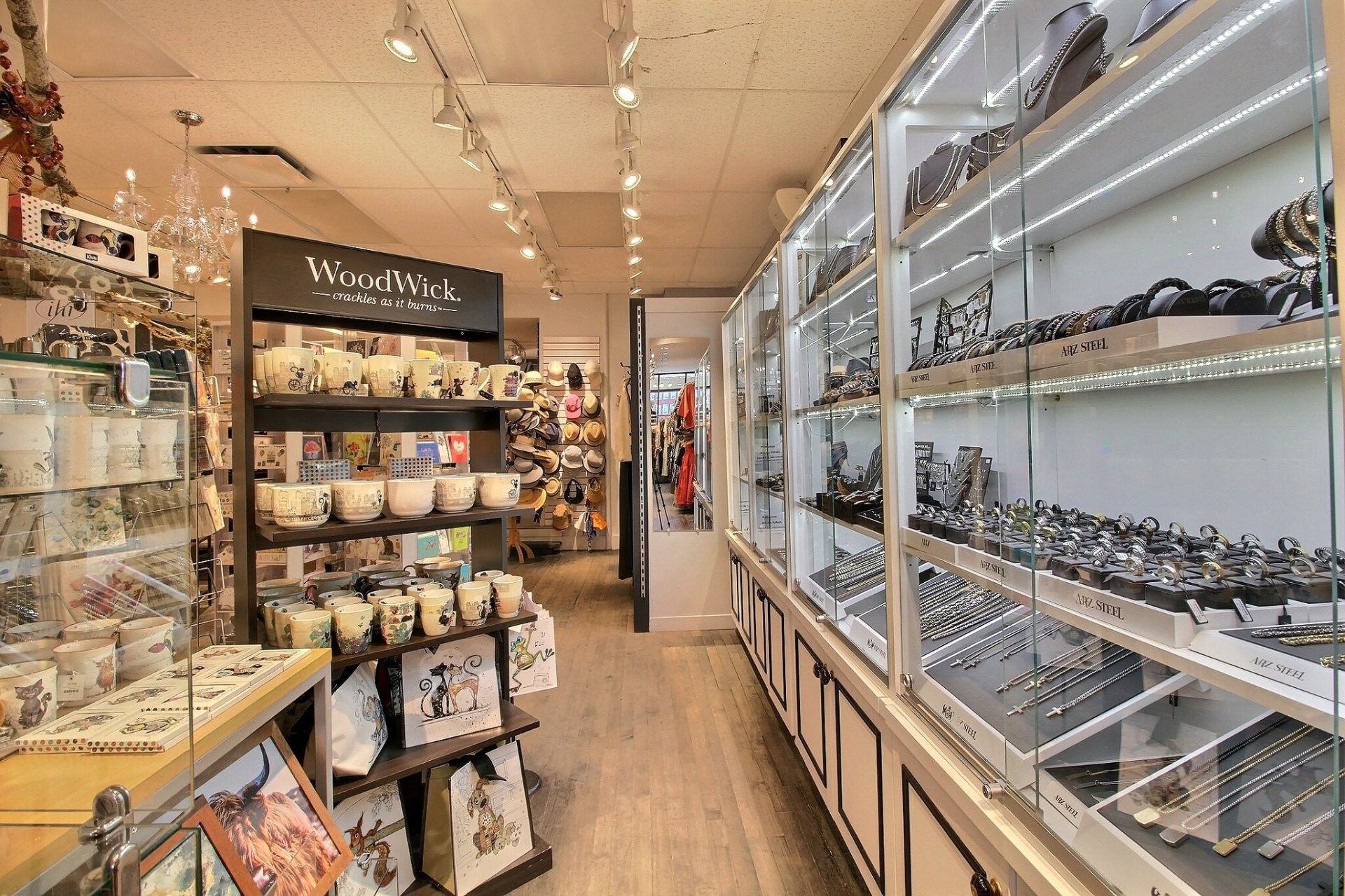 









366


Rue Principale O.

,
Magog,




QC
J1X2A9

