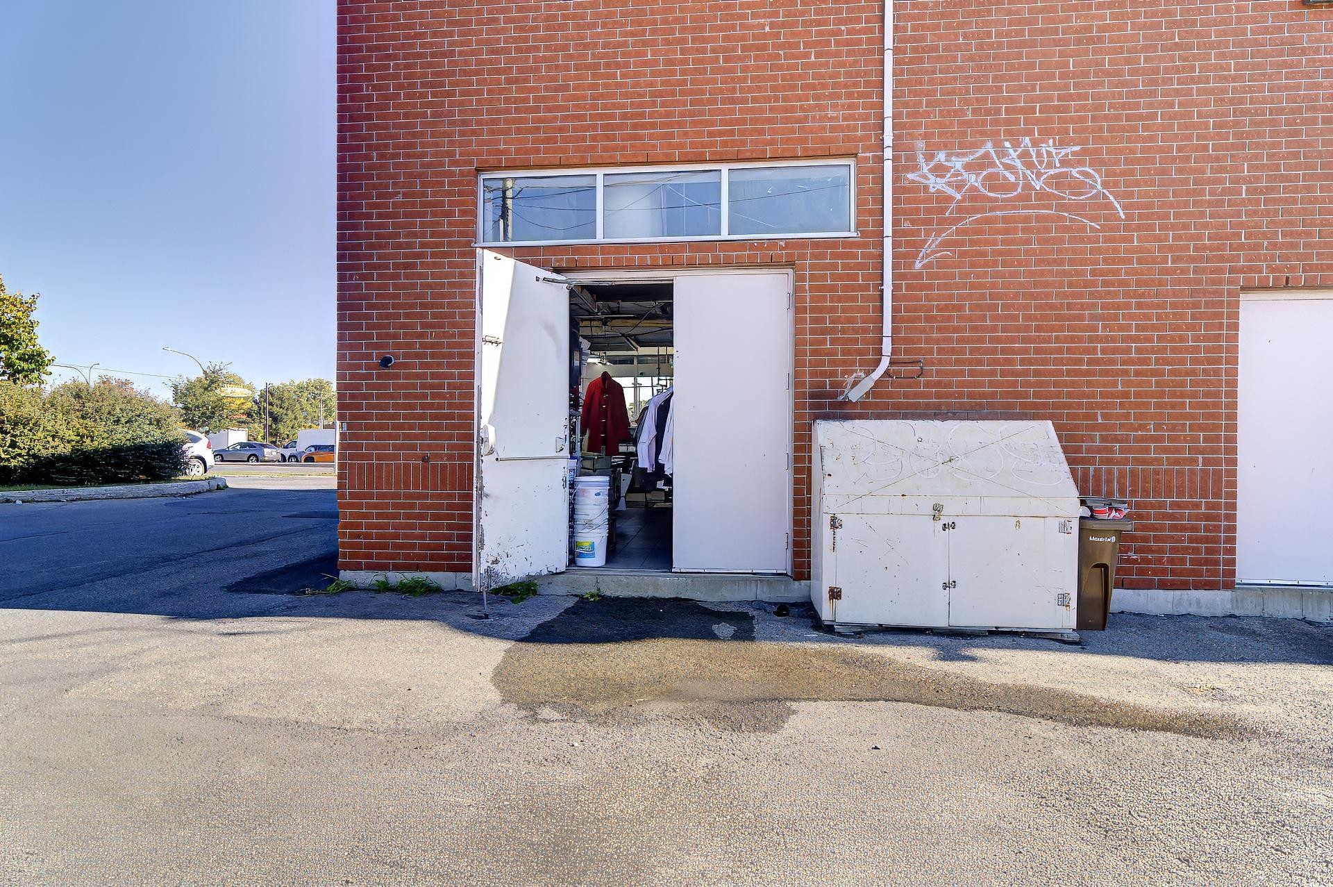 









11685


Boul. de Pierrefonds

,
Montréal (Pierrefonds-Roxboro),




QC
H9A1A1

