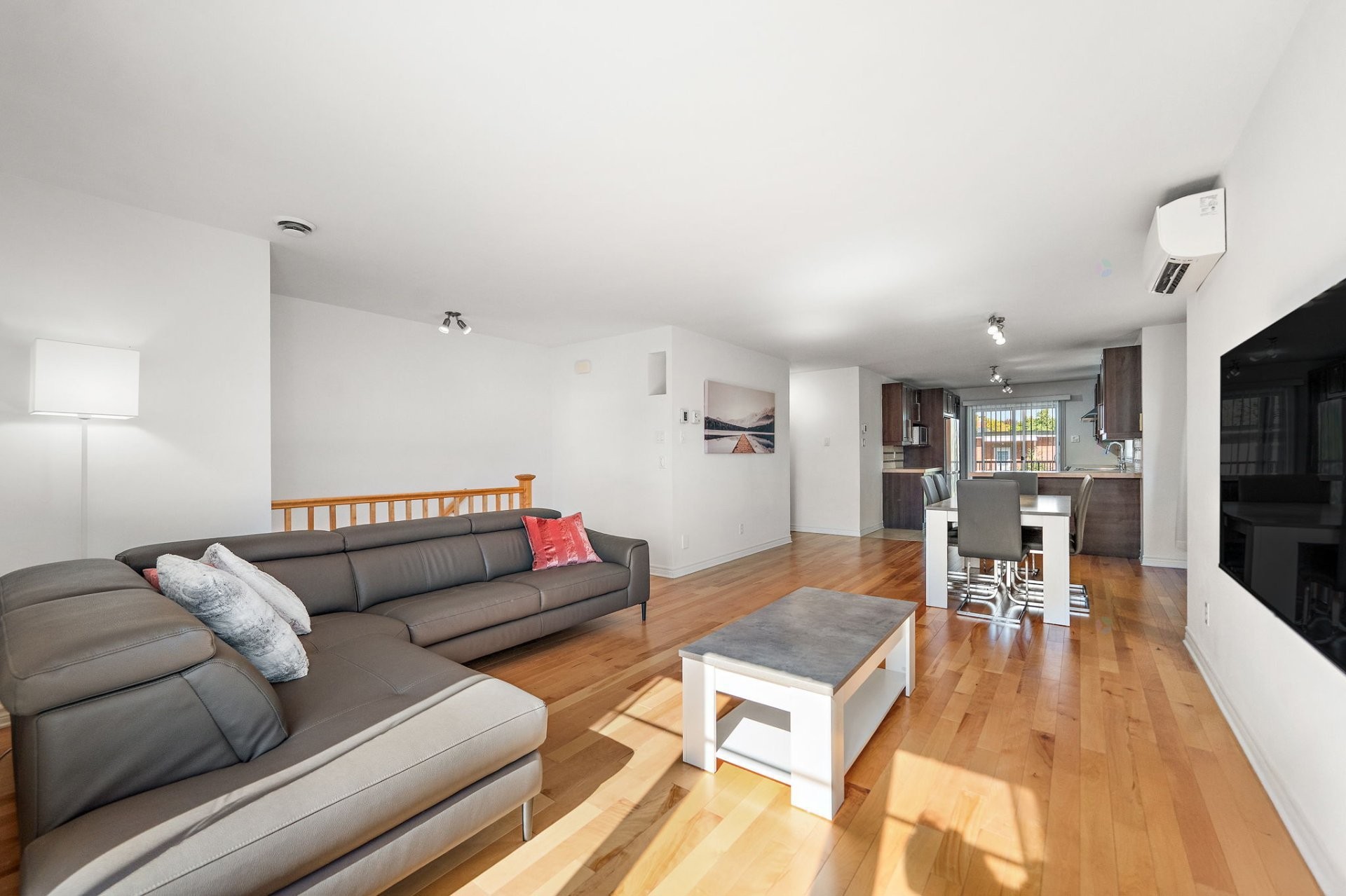 









1047


Rue Cartier

,
Longueuil (Le Vieux-Longueuil),




QC
J4K4C6

