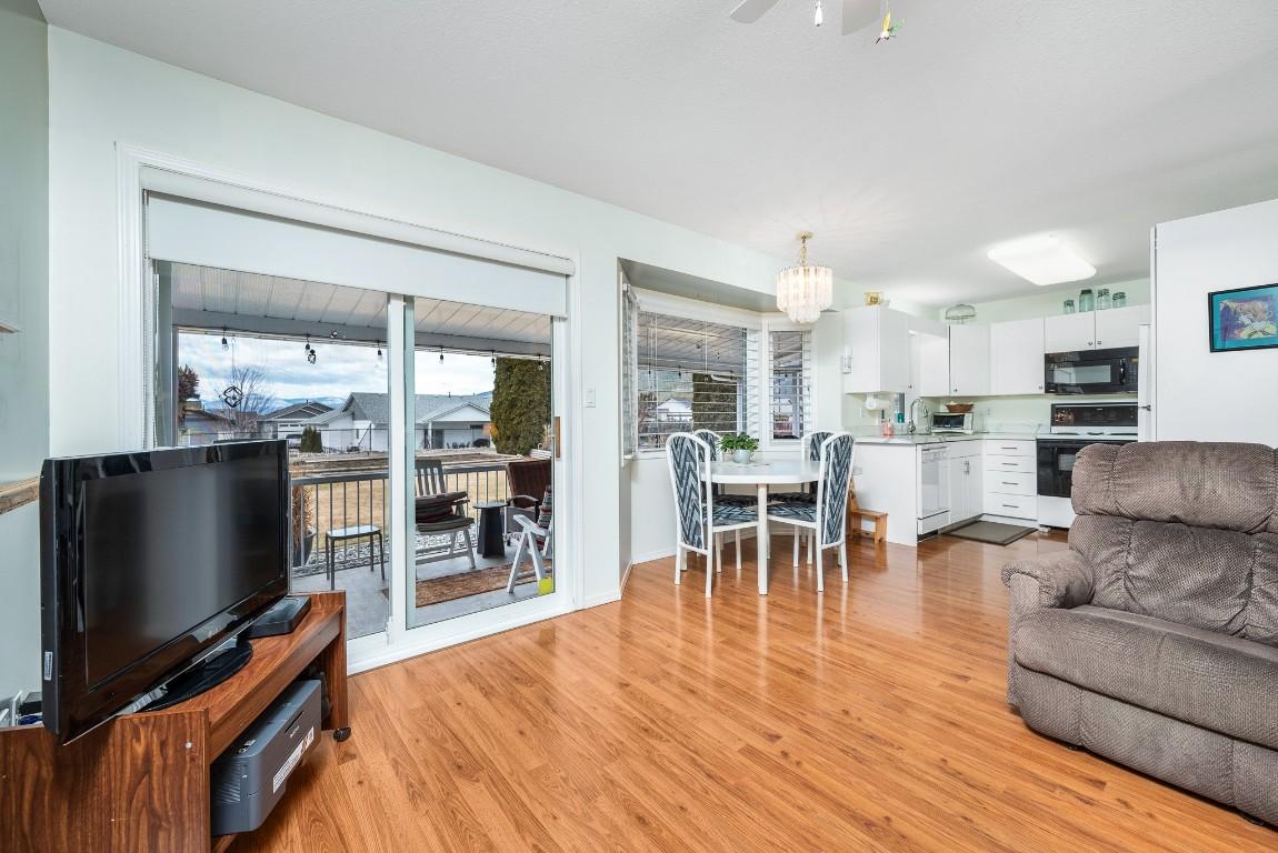 









833


8

Avenue,
Vernon,




BC
V1H 1Z1

