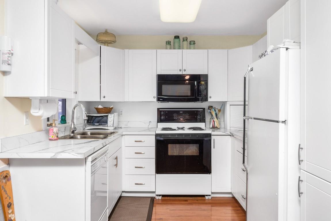 









833


8

Avenue,
Vernon,




BC
V1H 1Z1

