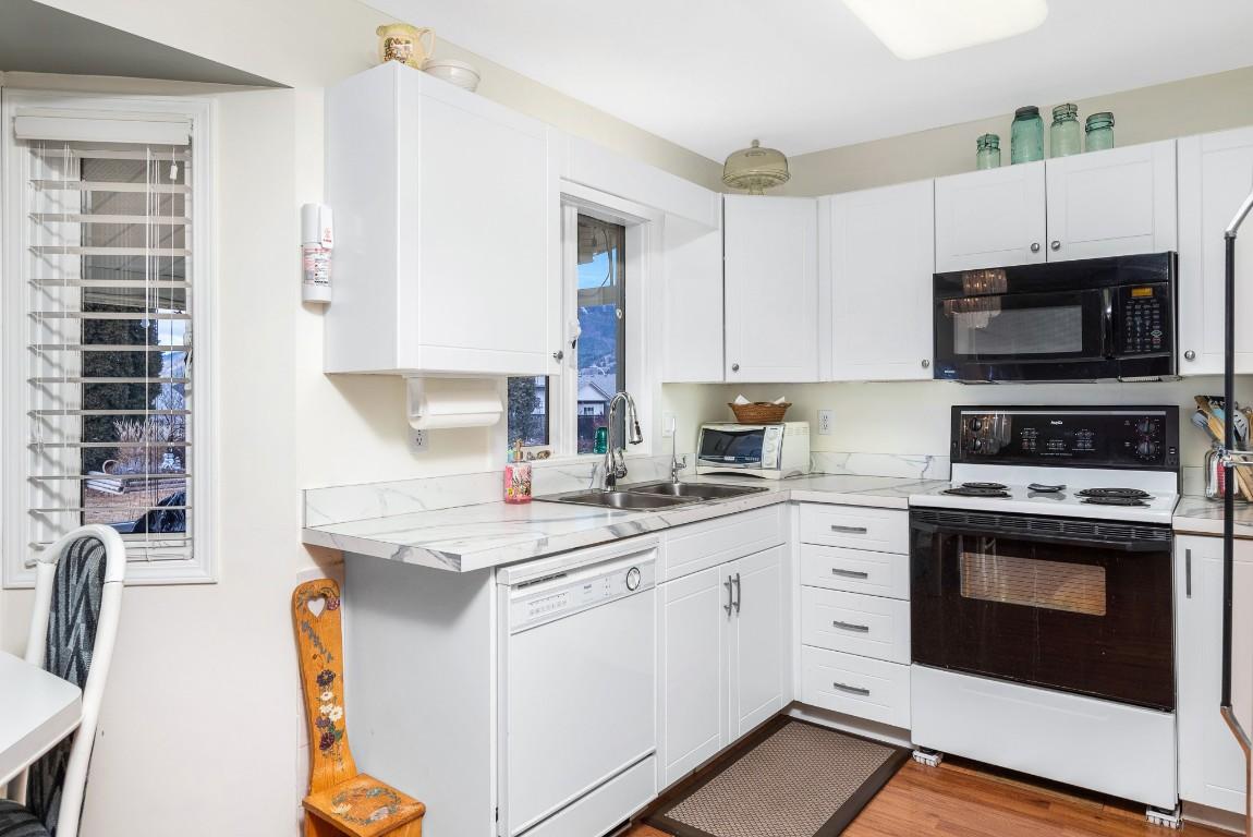 









833


8

Avenue,
Vernon,




BC
V1H 1Z1

