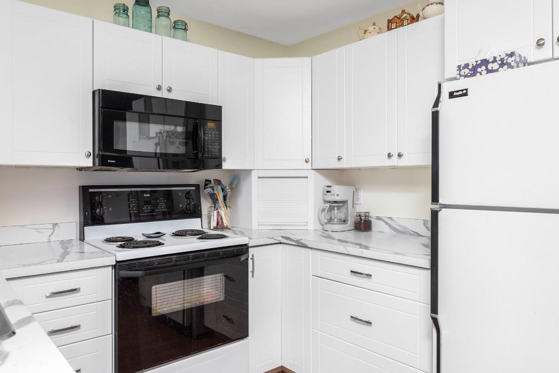 









833


8

Avenue,
Vernon,




BC
V1H 1Z1

