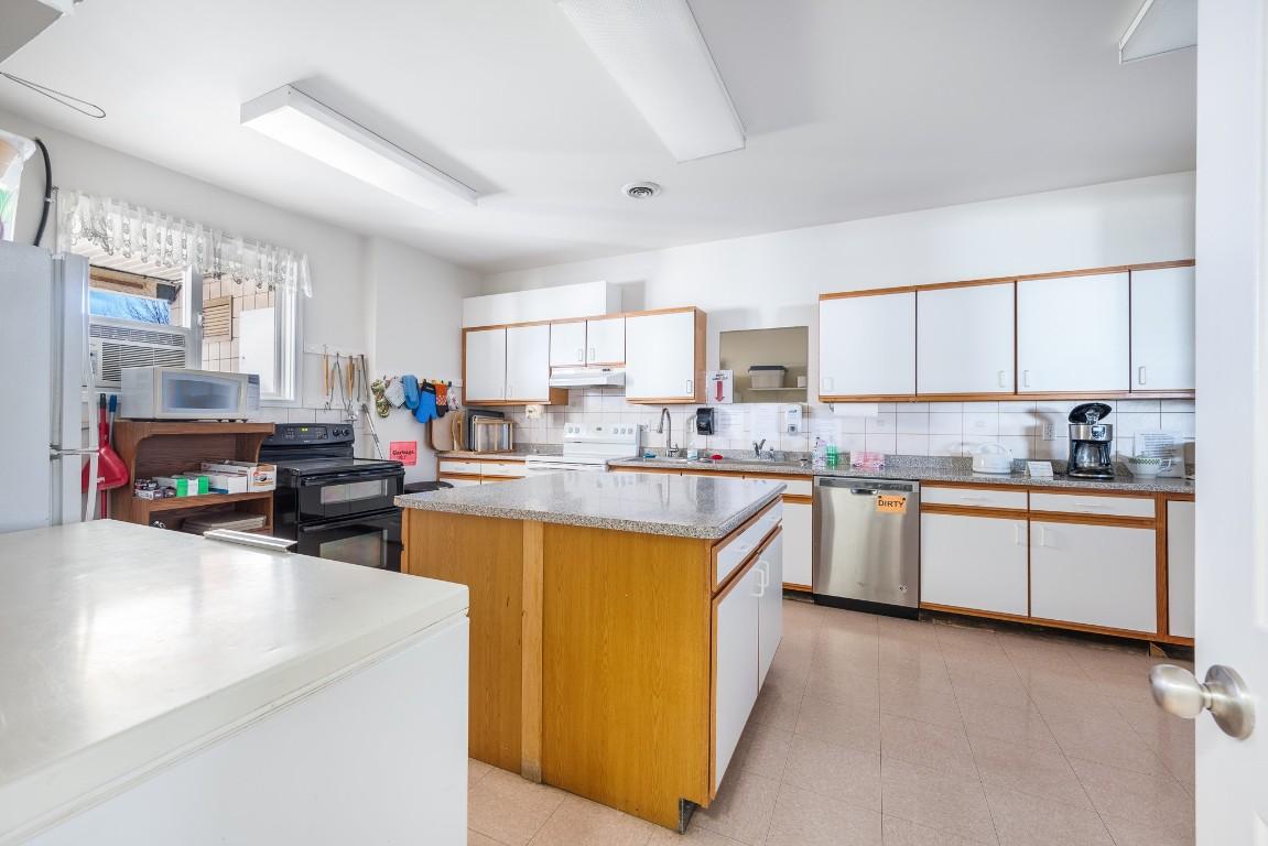 









833


8

Avenue,
Vernon,




BC
V1H 1Z1

