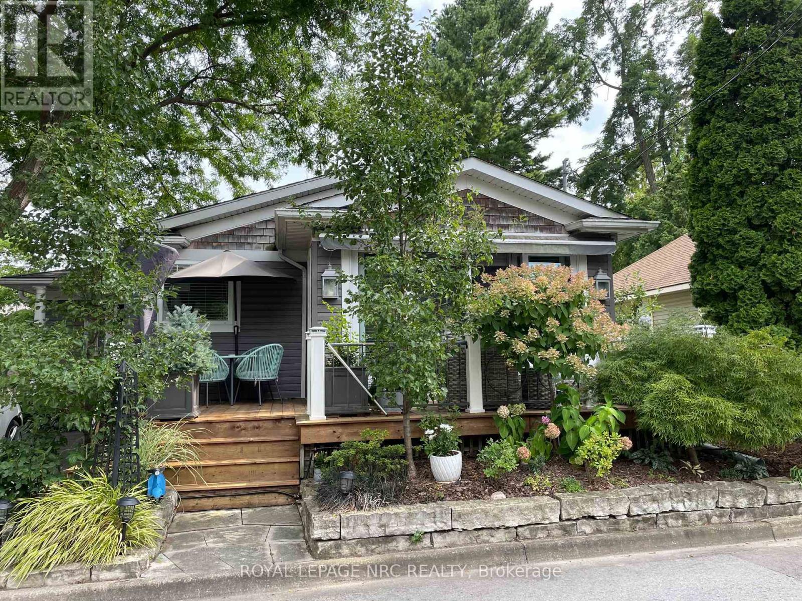 












11 PEEL STREET

,
St. Catharines (Port Dalhousie),




Ontario
L2N5A2

