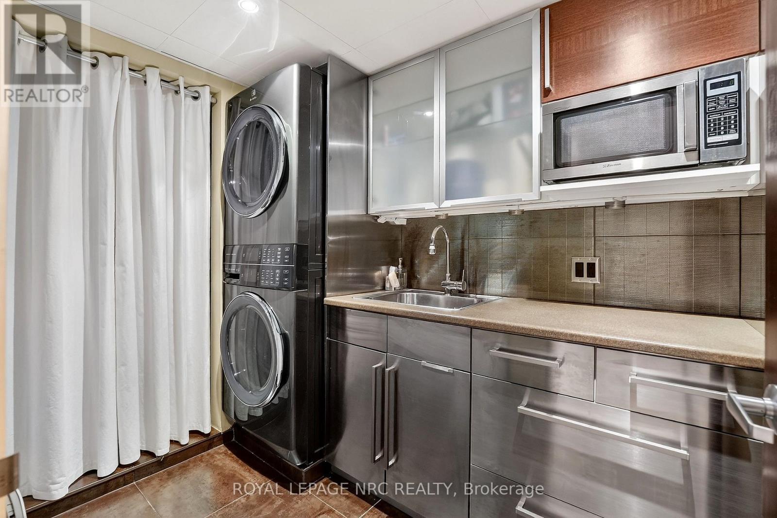 












11 PEEL STREET

,
St. Catharines (Port Dalhousie),




Ontario
L2N5A2

