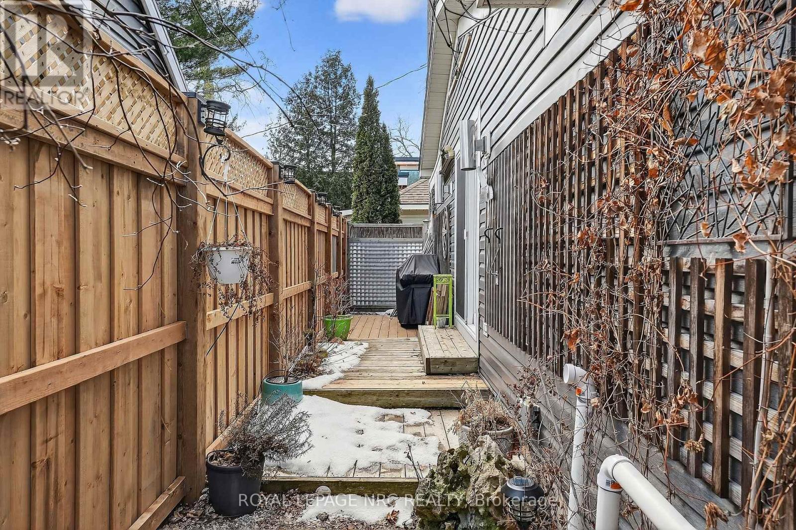 












11 PEEL STREET

,
St. Catharines (Port Dalhousie),




Ontario
L2N5A2

