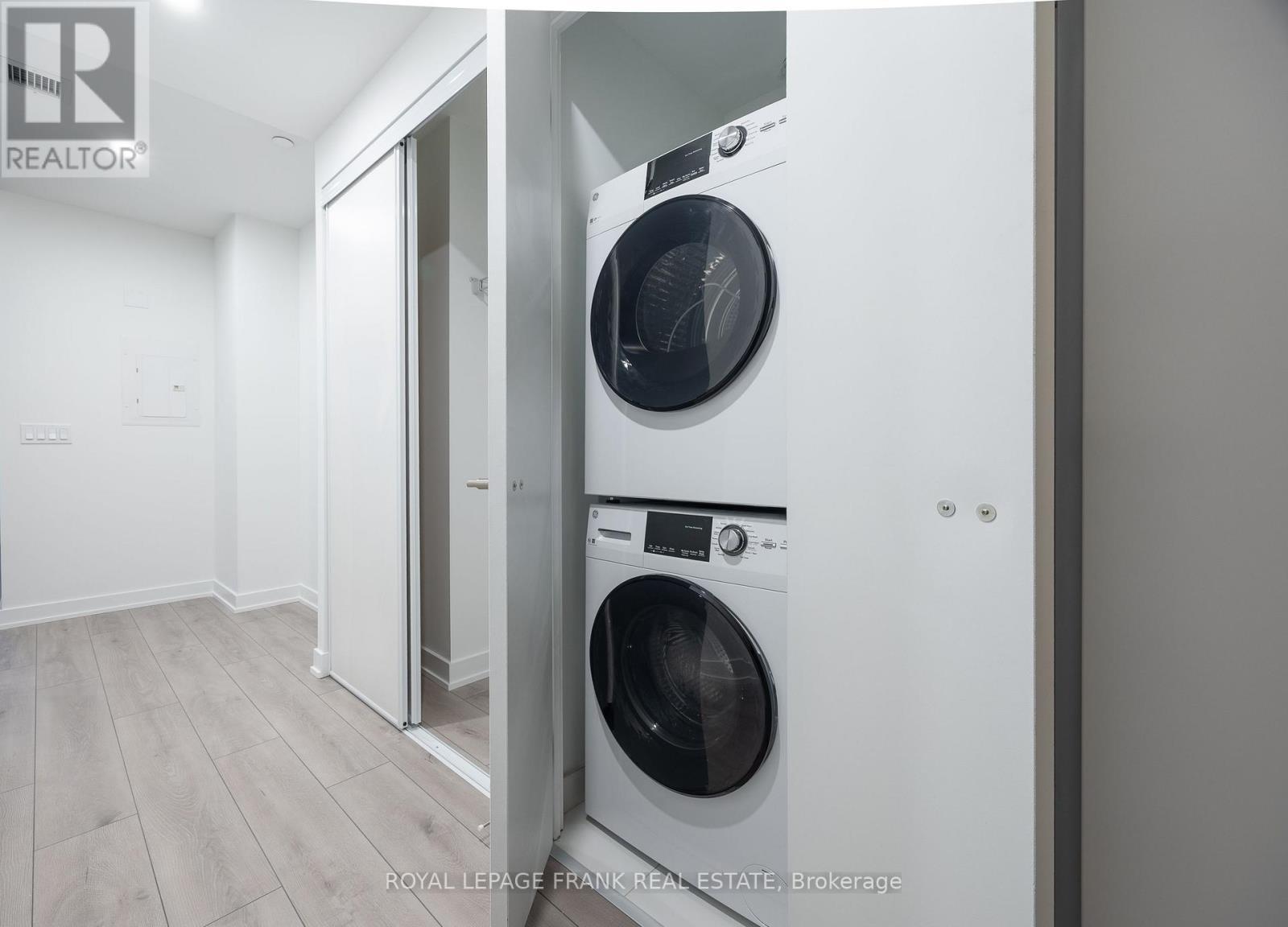 












1213 - 1 FAIRVIEW ROAD

,
Mississauga (Mississauga Valleys),




Ontario
L5A4C6

