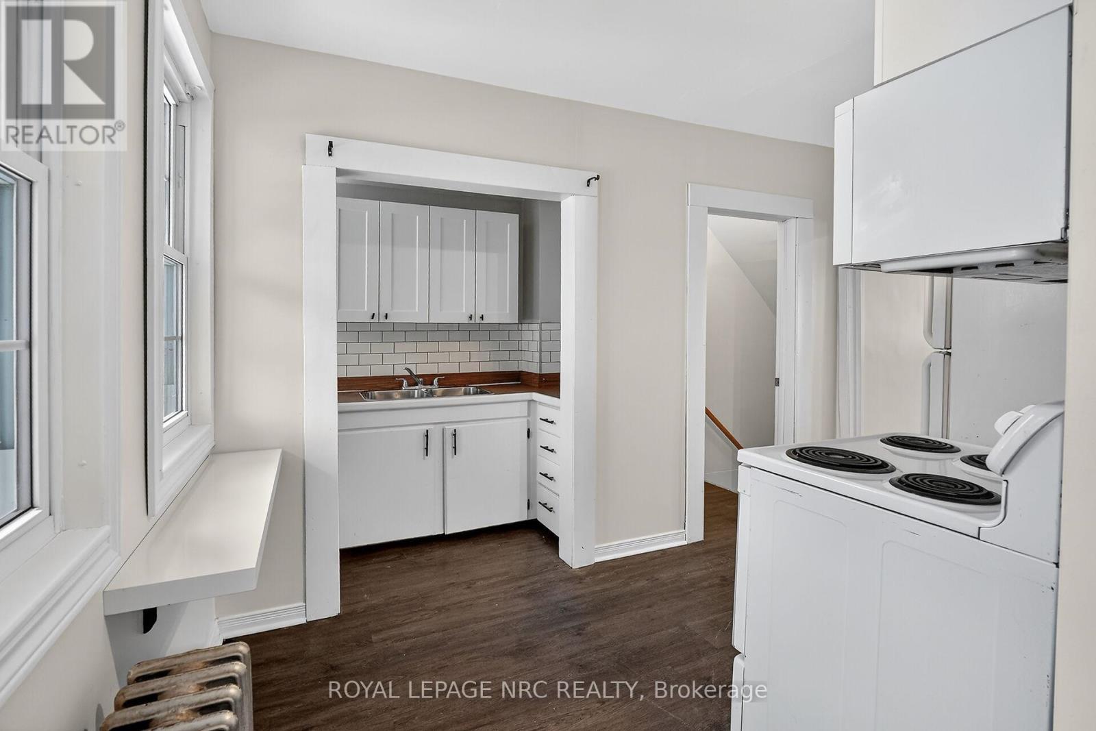 












211 LINCOLN STREET

,
Welland (Lincoln/Crowland),




Ontario
L3B4M8

